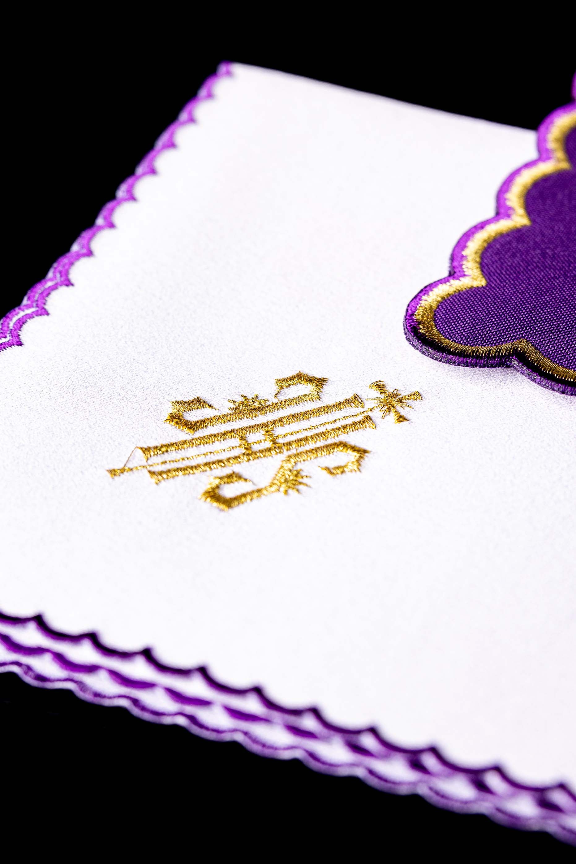 Linge d'autel brodé avec le motif IHS violet