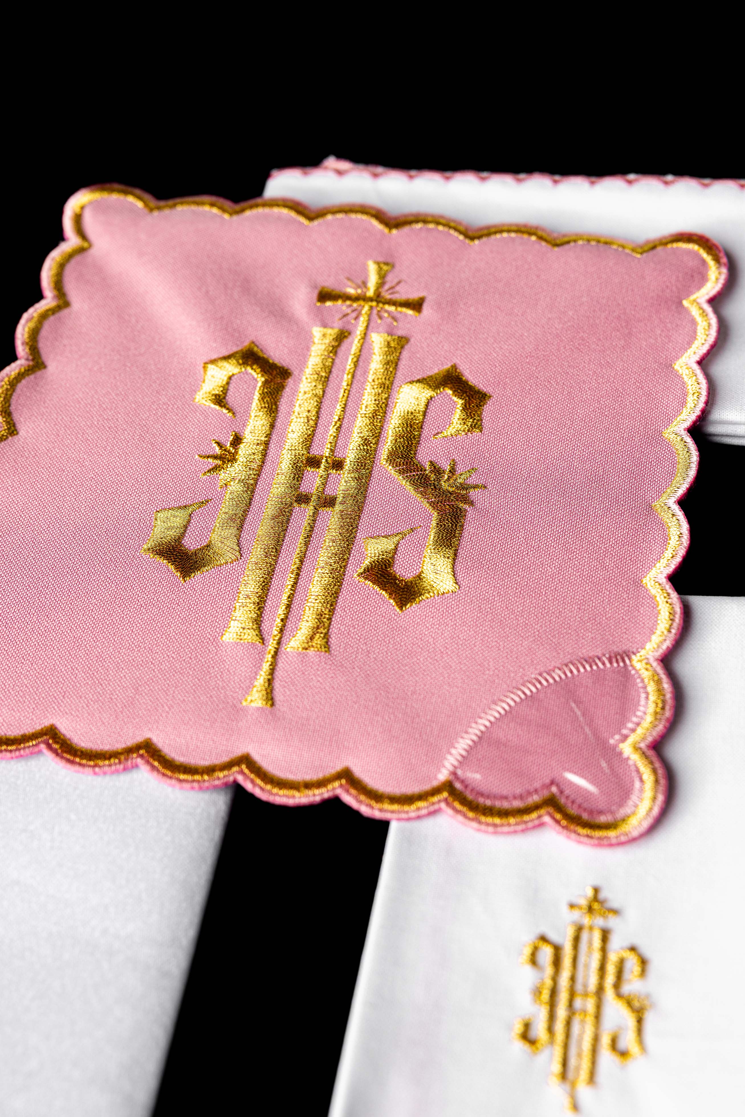 Linge d'autel brodé avec le motif IHS en rose