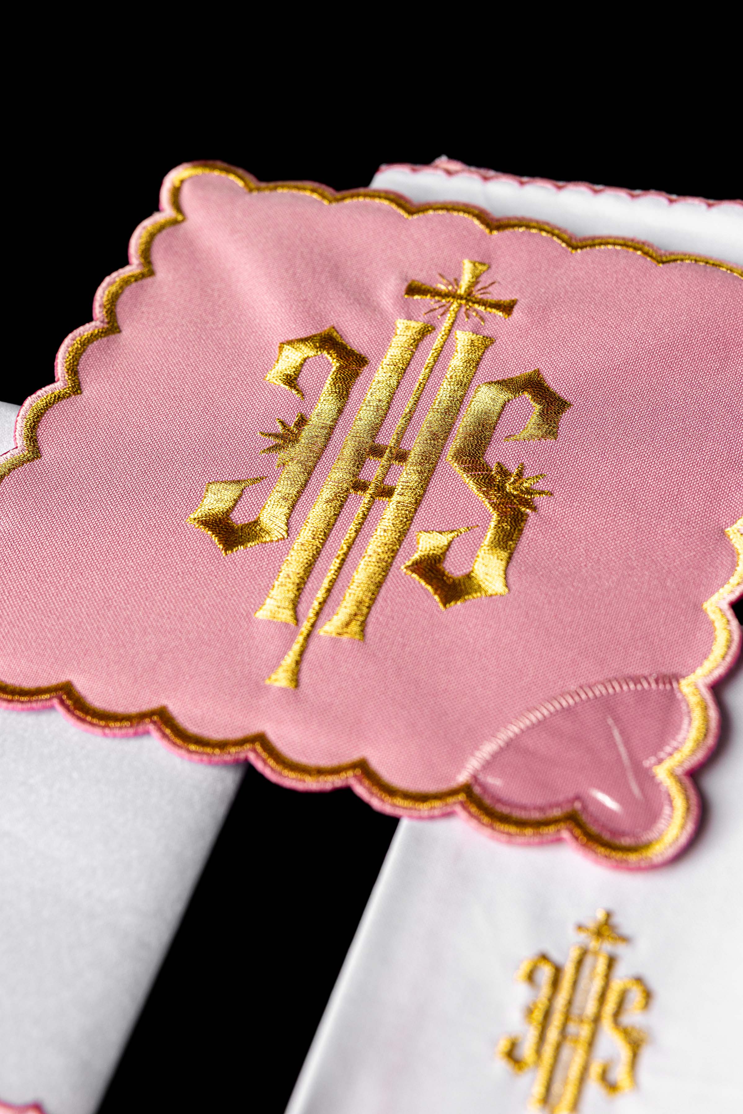 Linge d'autel brodé avec le motif IHS en rose