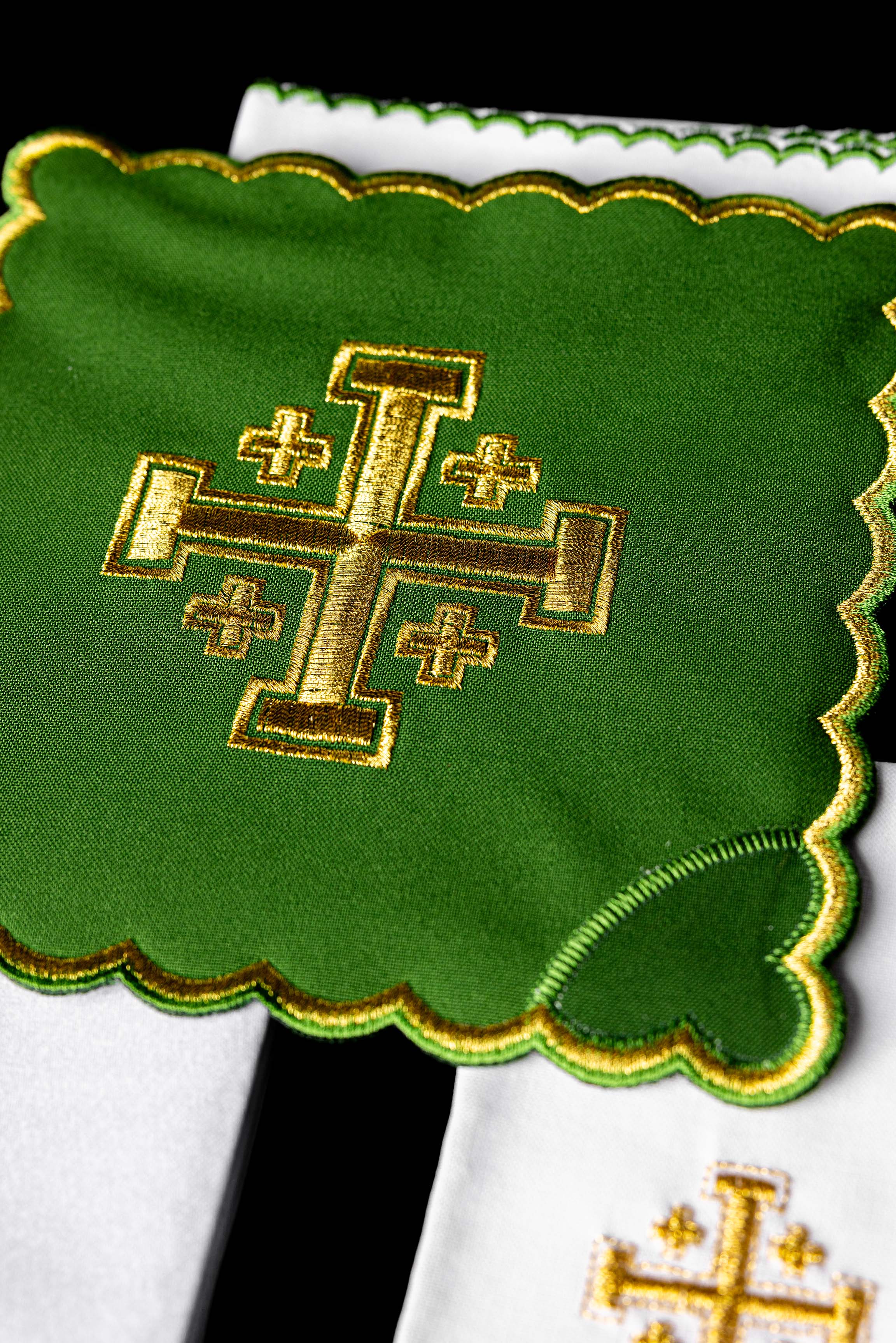 Linge d'autel avec le motif de la croix