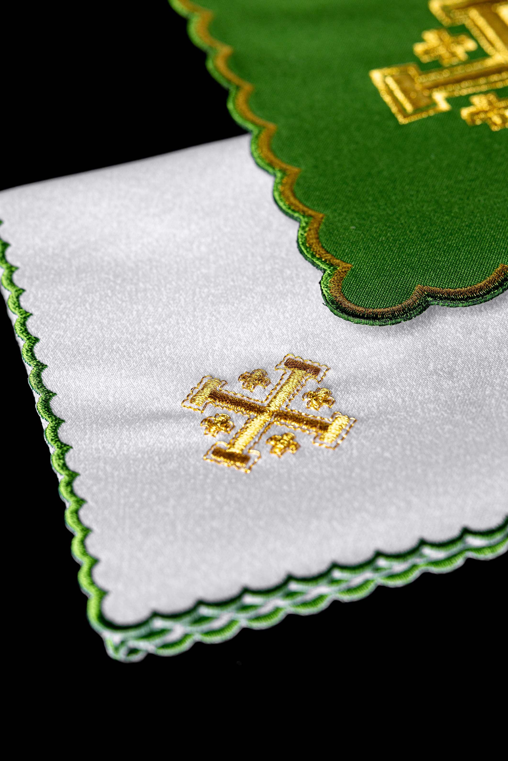 Linge d'autel avec le motif de la croix