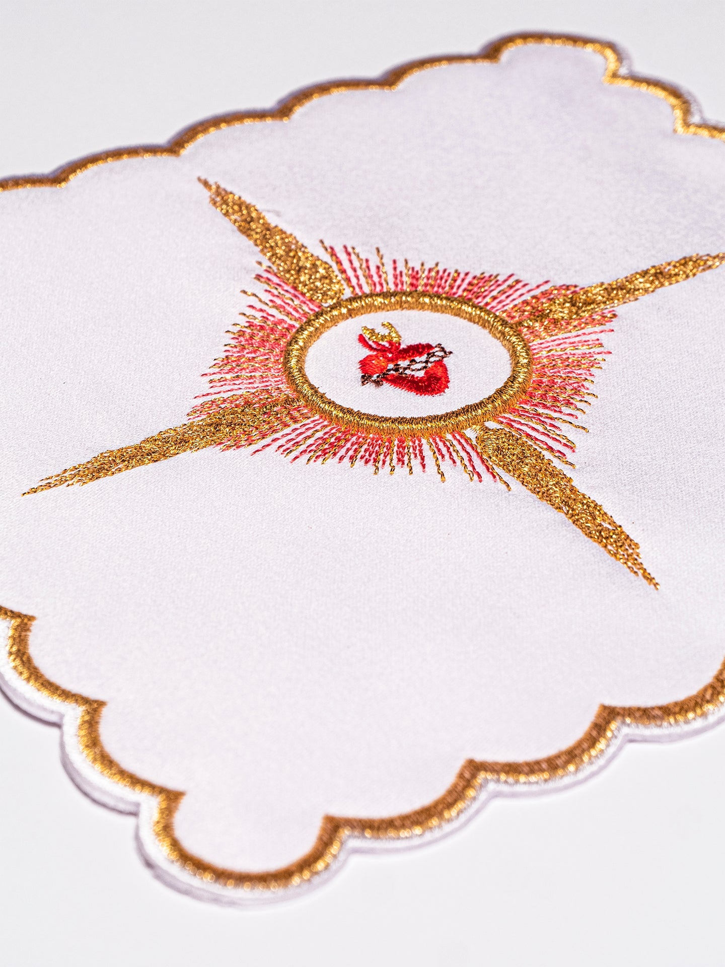 Linge d'autel brodé avec le motif du Sacré-Cœur de Jésus