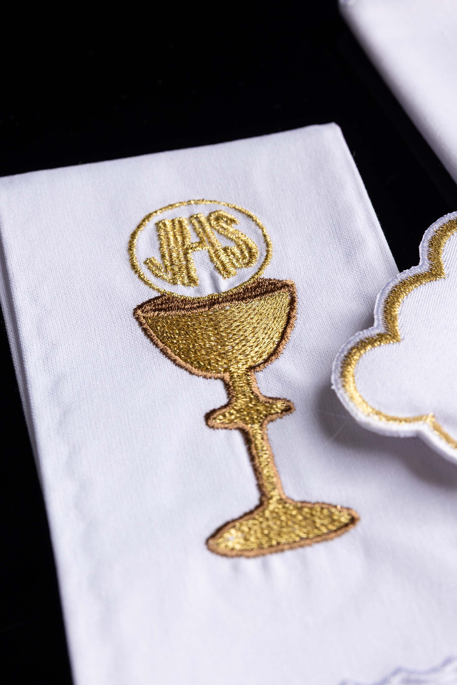 Linge d'autel brodé avec un motif de calice