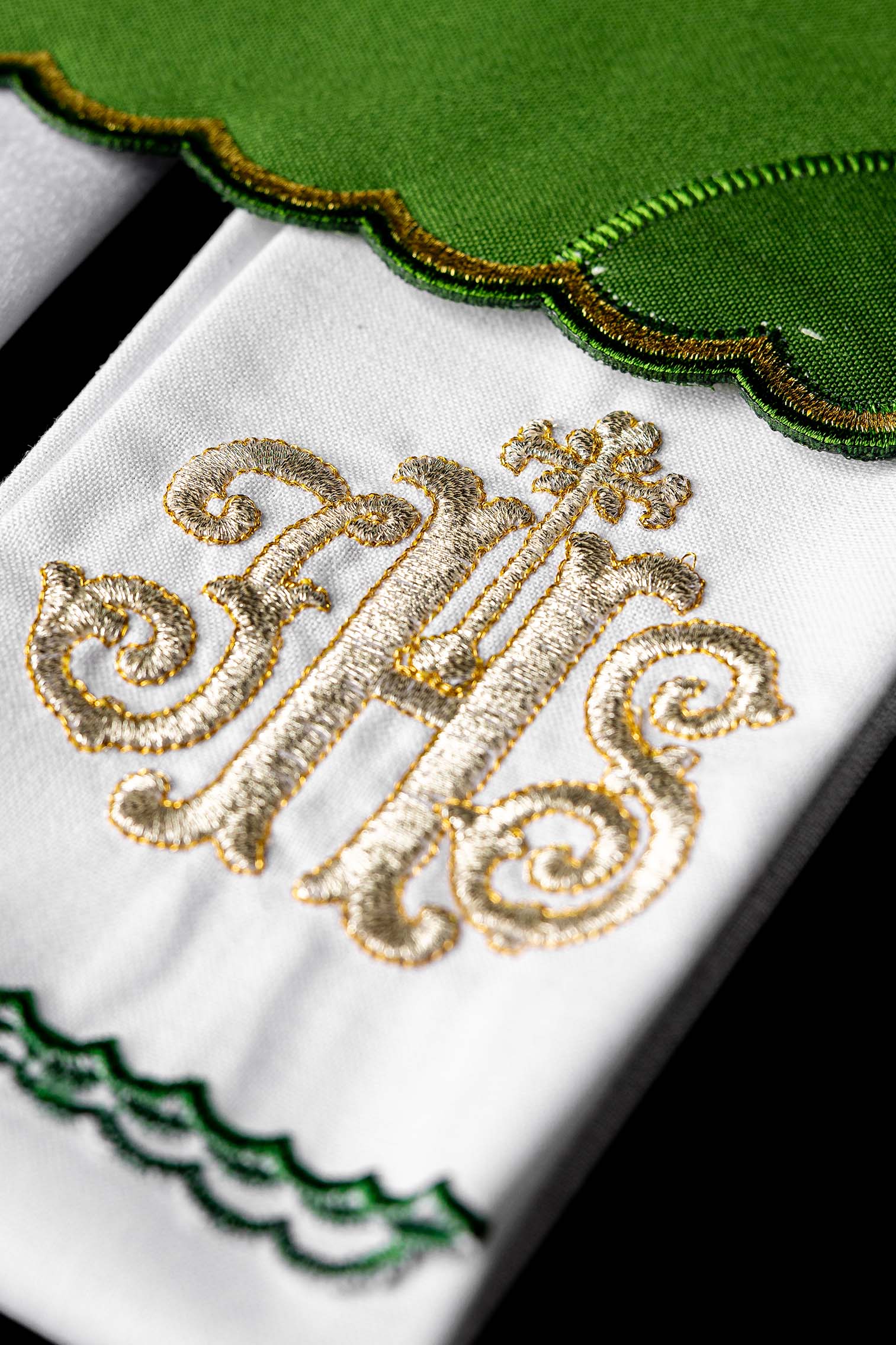 Linge d'autel brodé avec le motif IHS vert