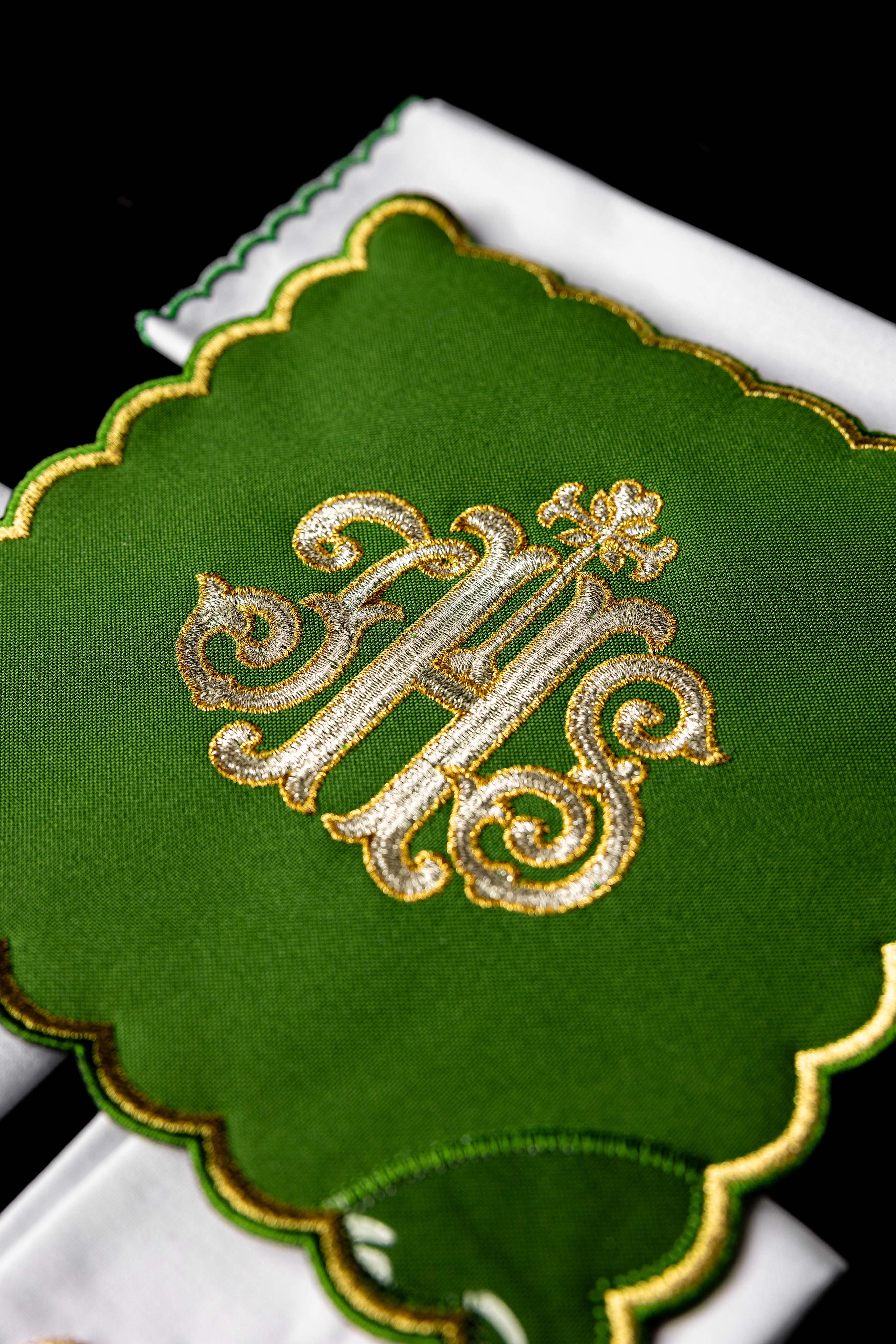 Linge d'autel brodé avec le motif IHS vert