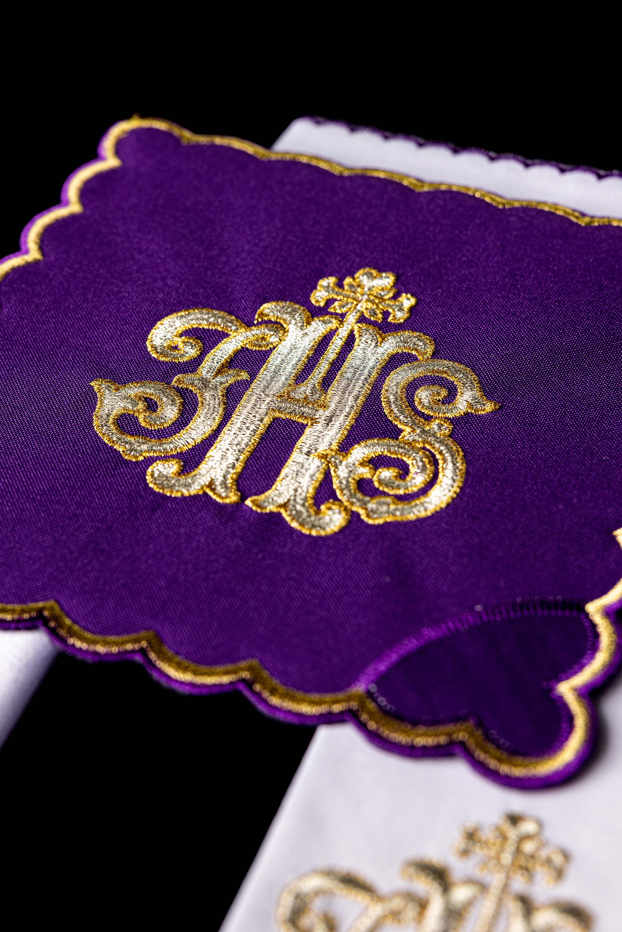 Linge d'autel brodé avec le motif IHS violet