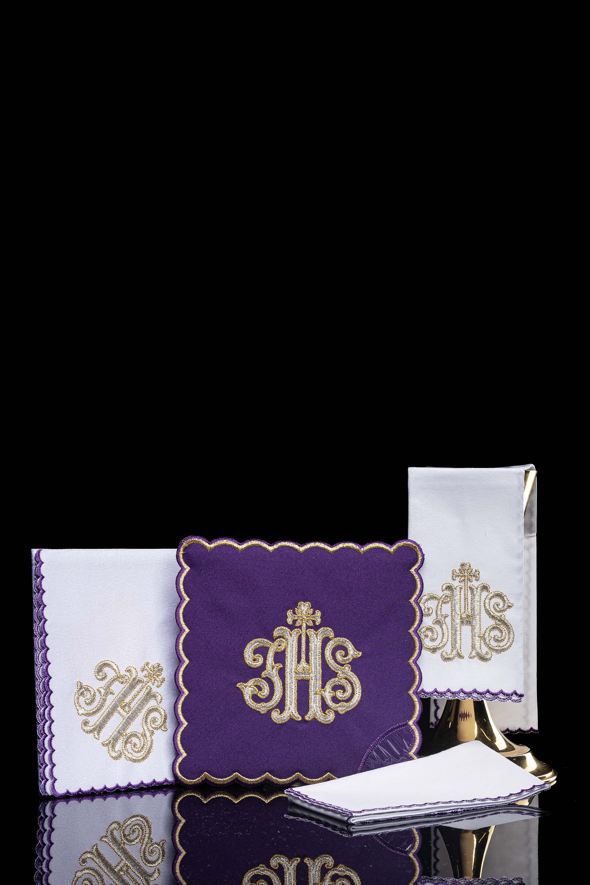 Linge d'autel brodé avec le motif IHS violet