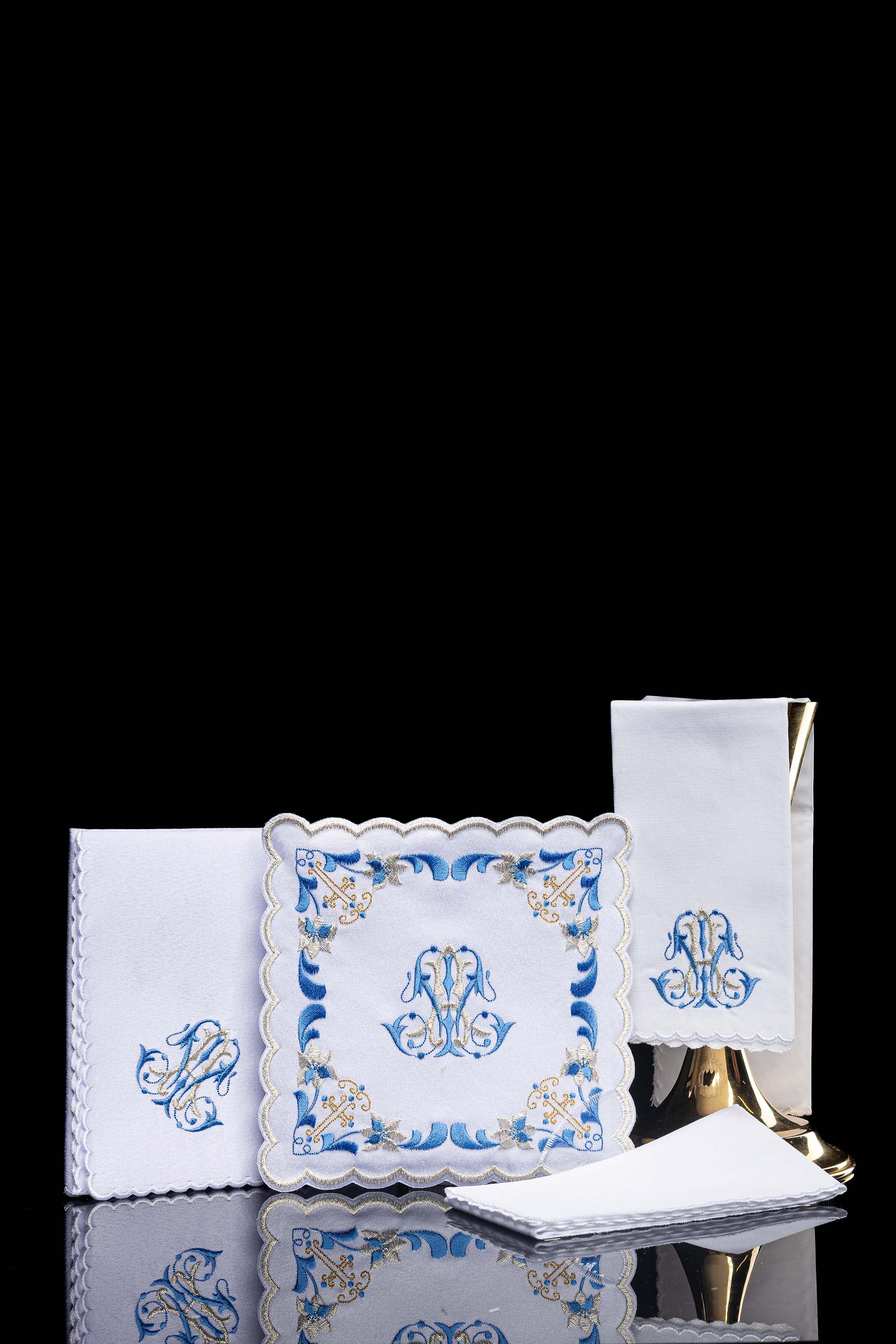 Linge d'autel avec une finition bleue et une broderie mariale