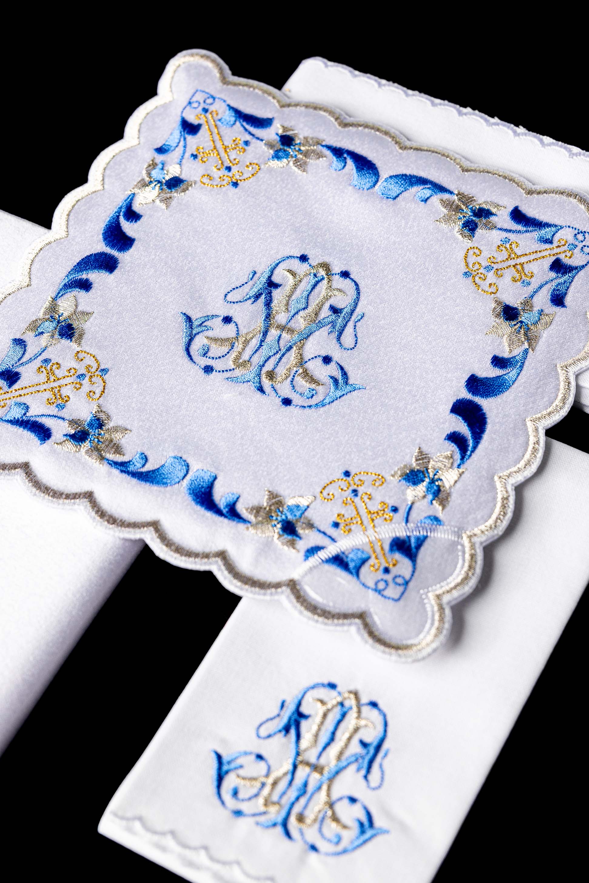 Linge d'autel avec une finition bleue et une broderie mariale