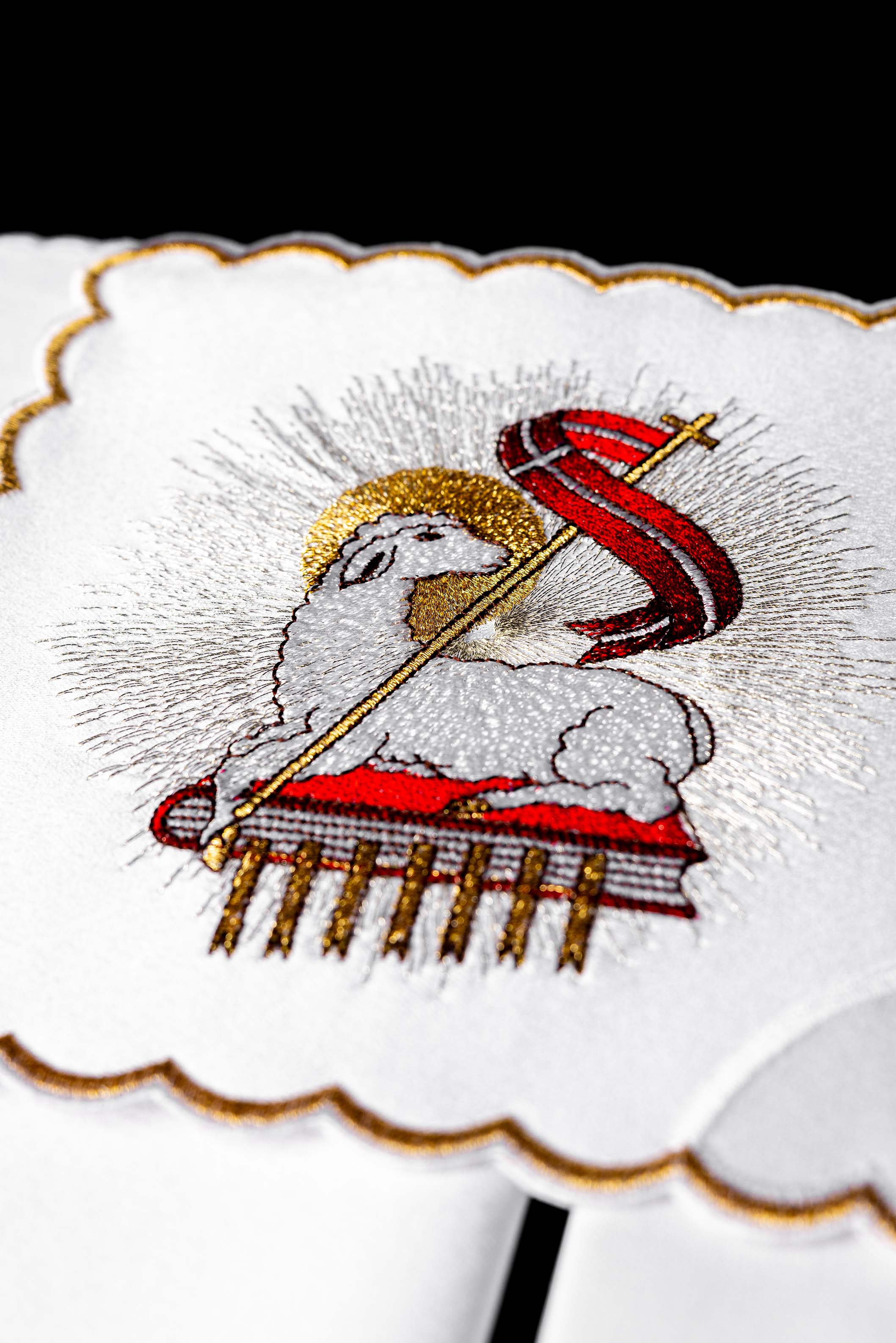 Linge d'autel brodé avec le motif de l'Agneau de Dieu