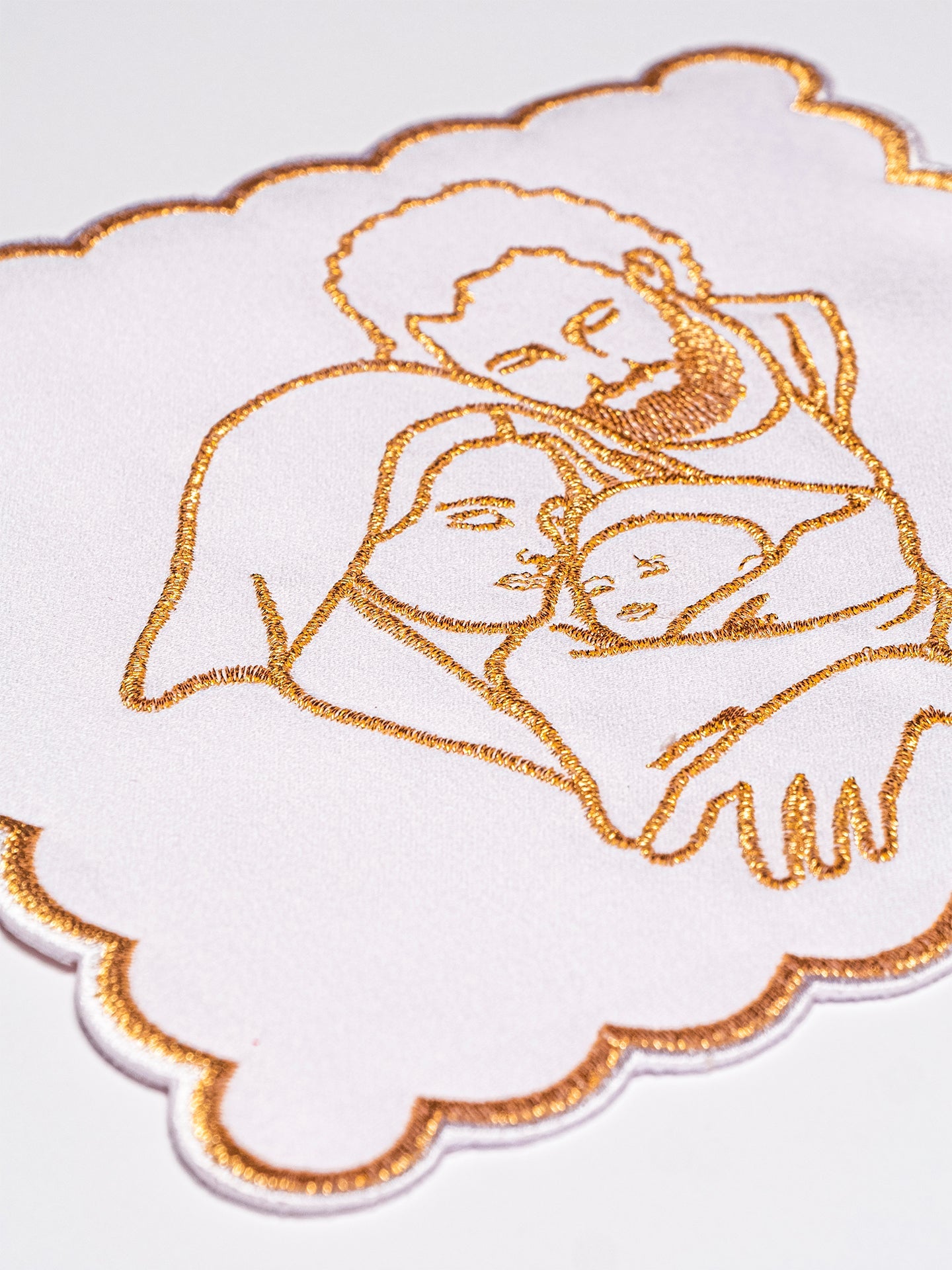Linge d'autel brodé avec un motif de la Sainte Famille