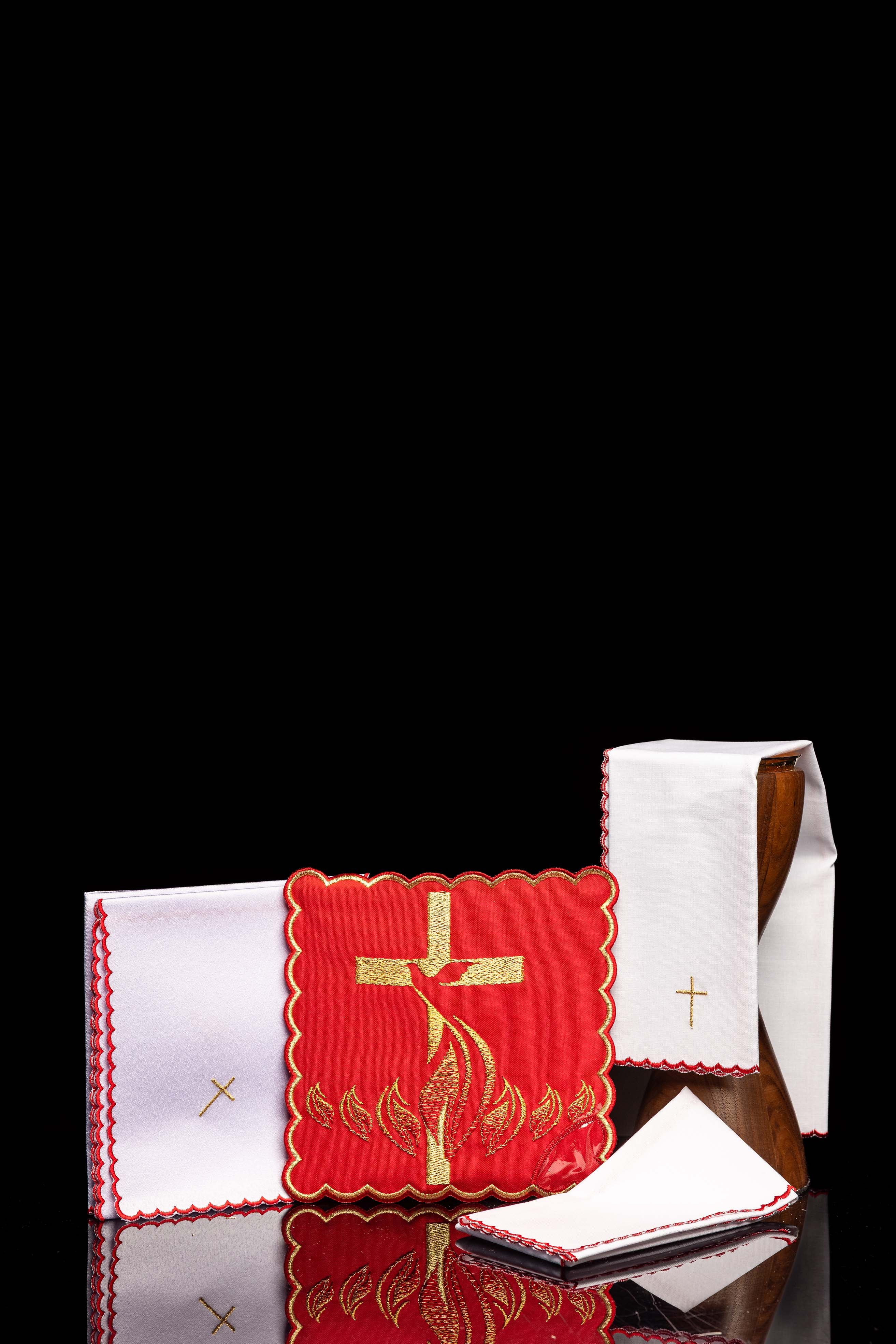 Linge d'autel brodé avec le motif du Saint-Esprit