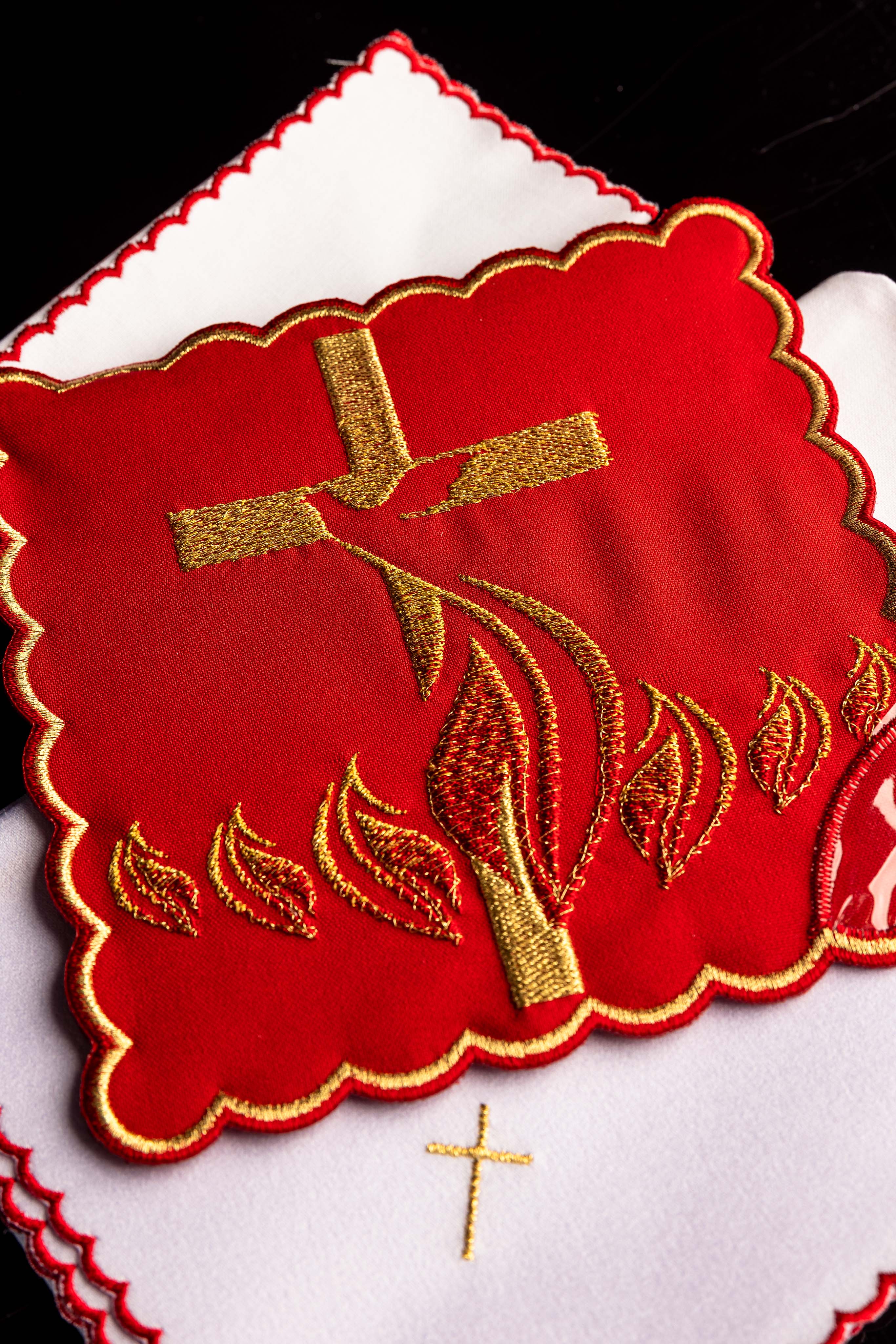Linge d'autel brodé avec le motif du Saint-Esprit