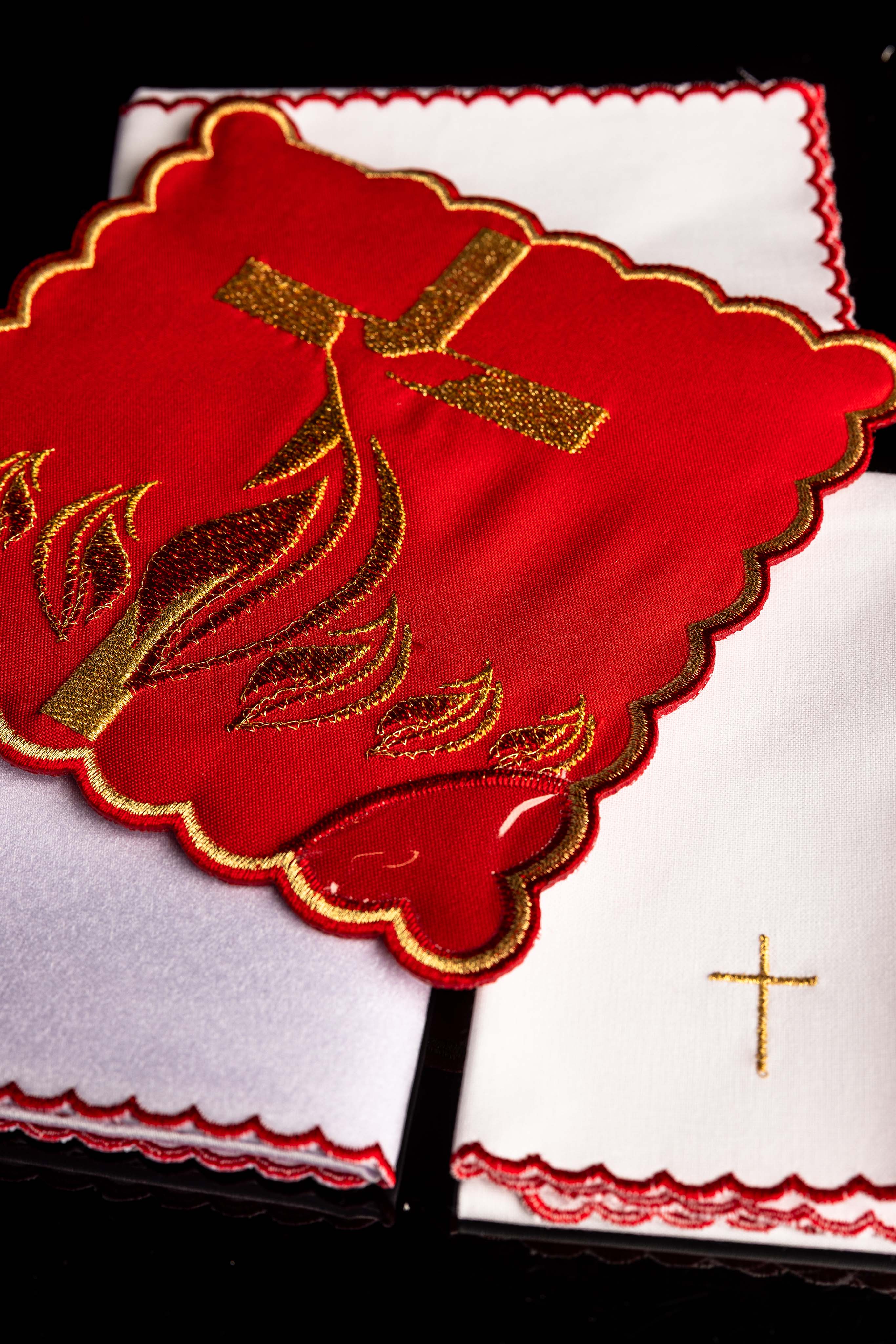 Linge d'autel brodé avec le motif du Saint-Esprit