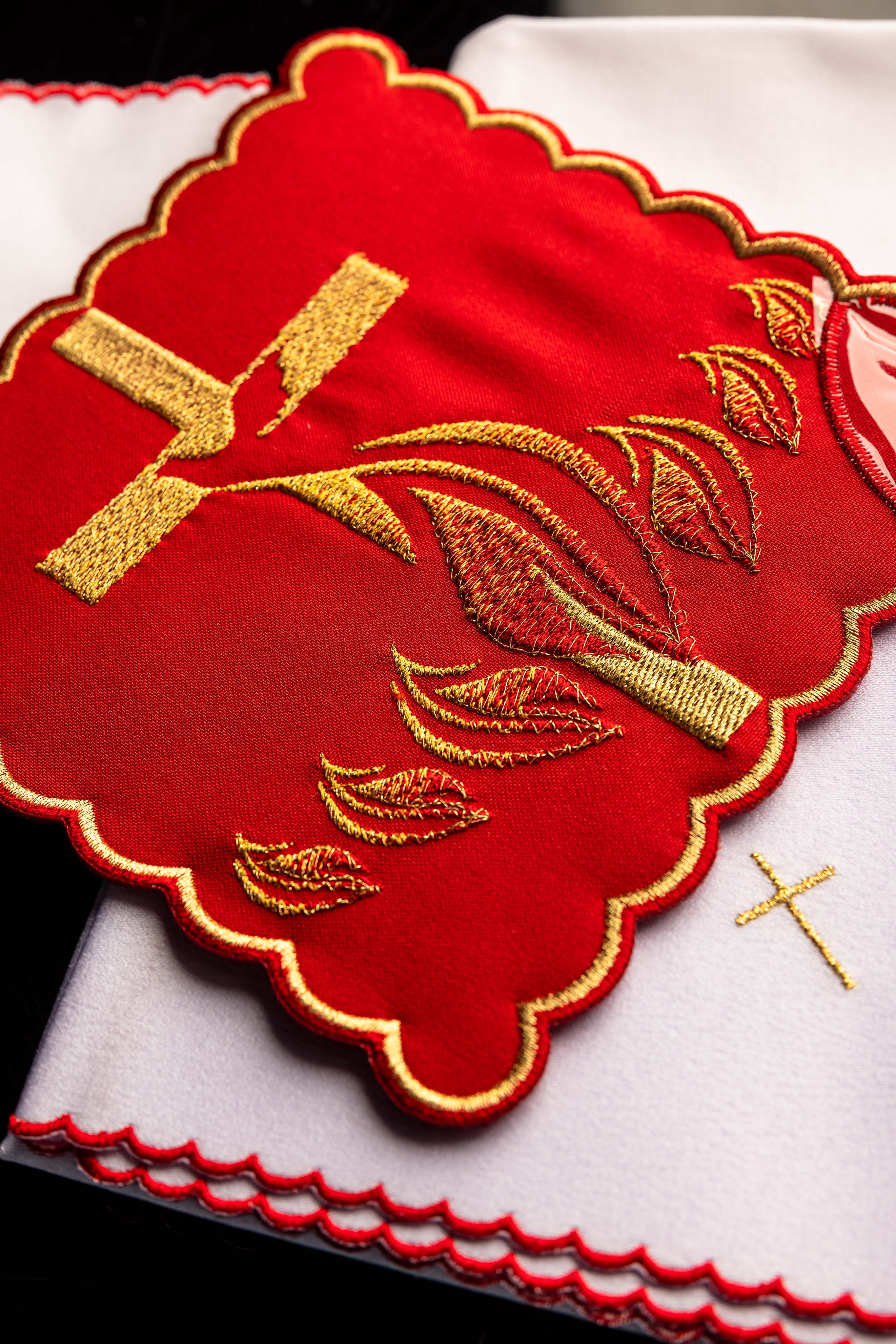 Linge d'autel brodé avec le motif du Saint-Esprit