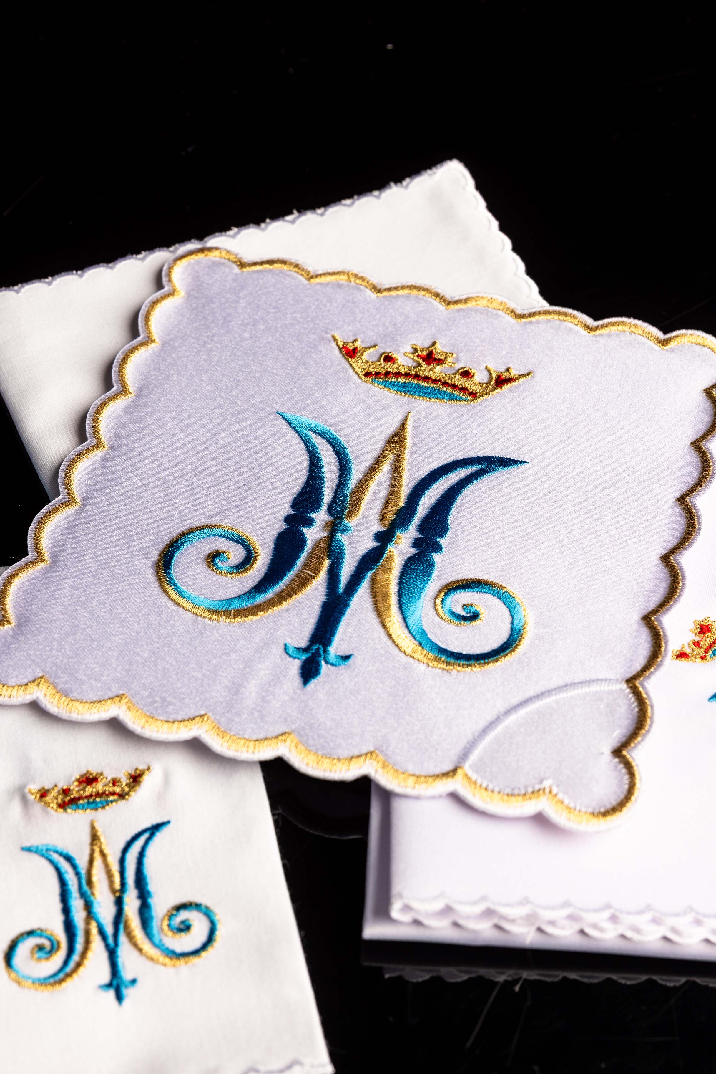 Linge d'autel brodé avec le motif marial