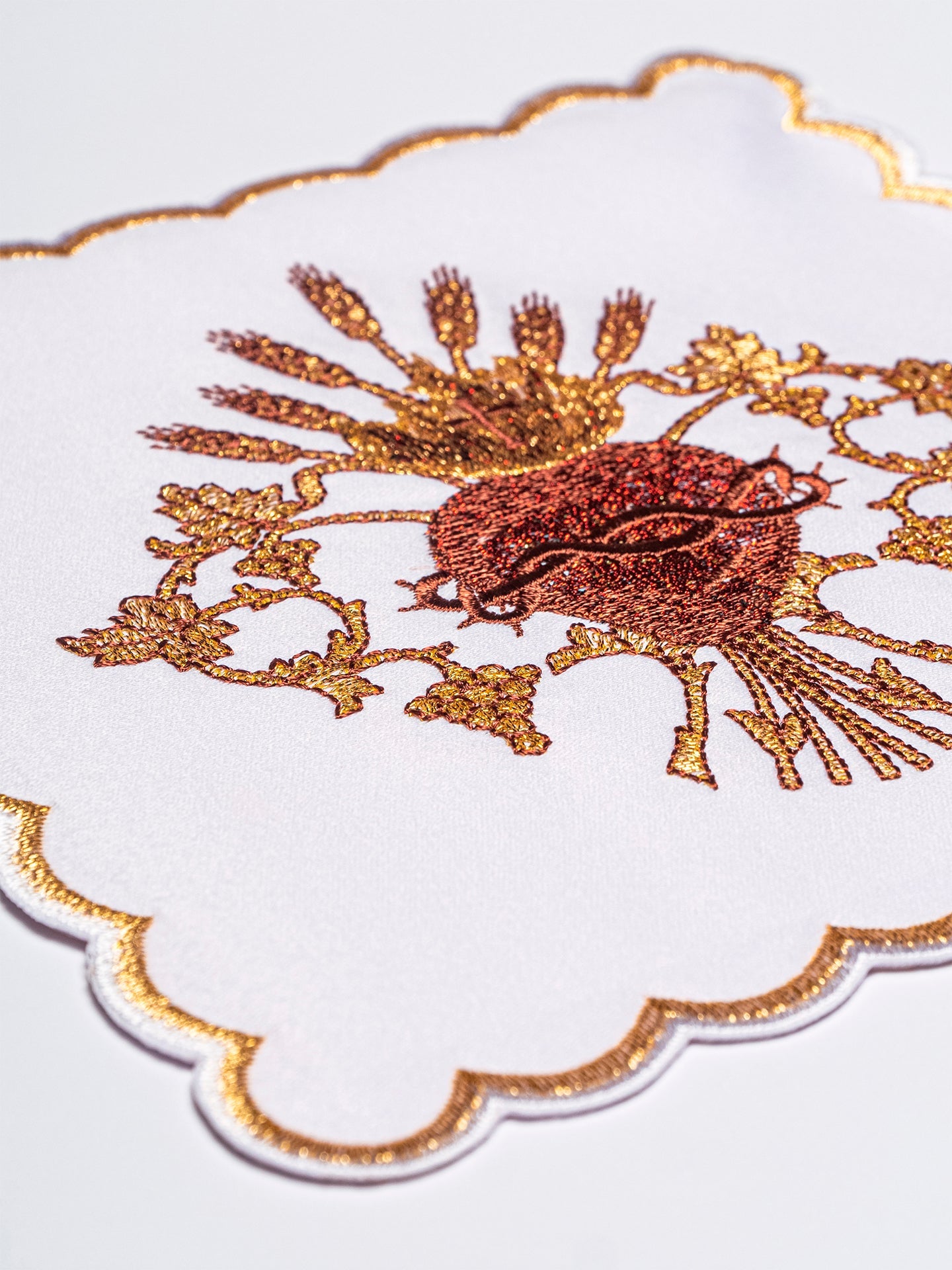 Linge d'autel brodé avec le motif du Sacré-Cœur de Jésus