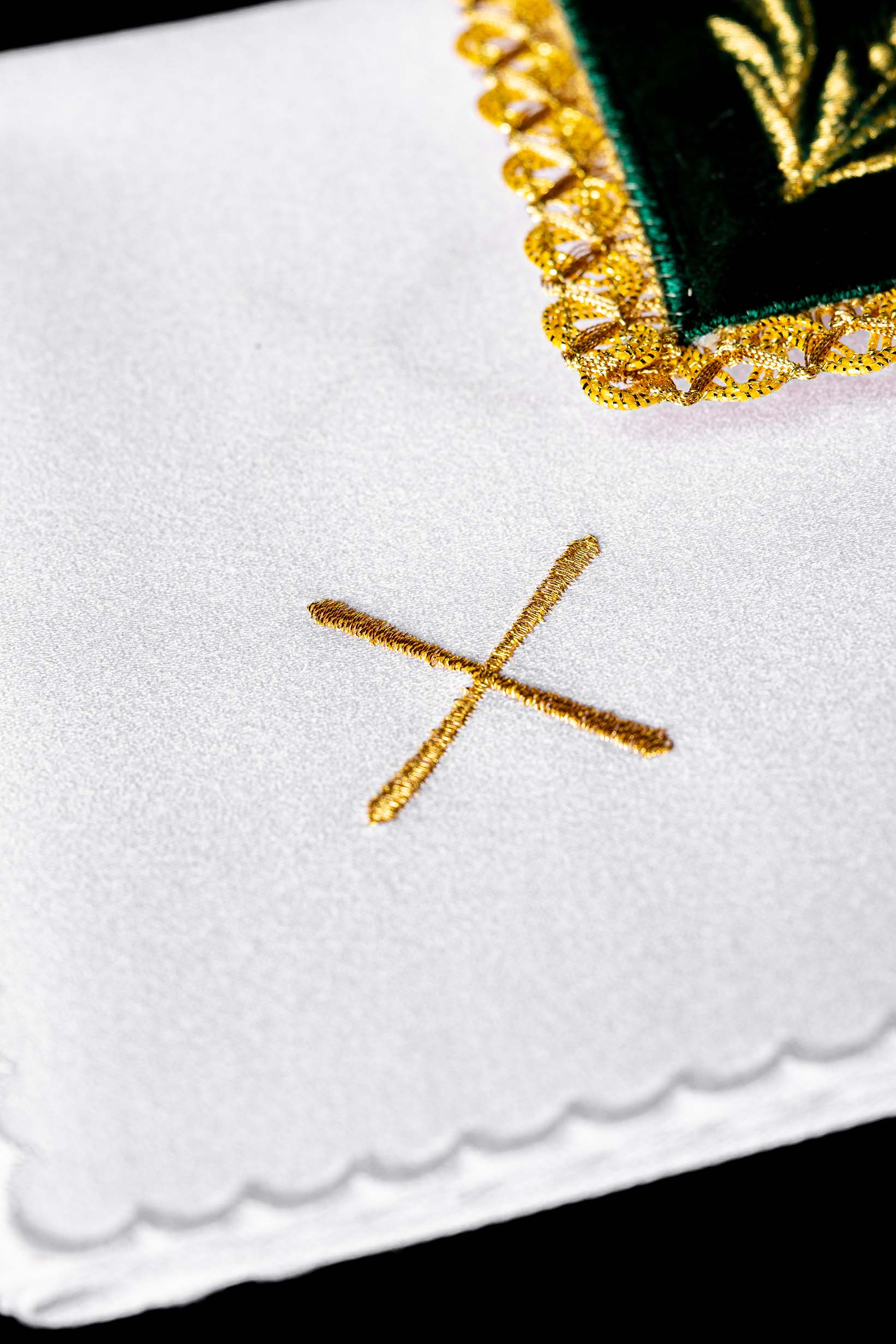 Linge d'autel brodé broderie en croix velours vert