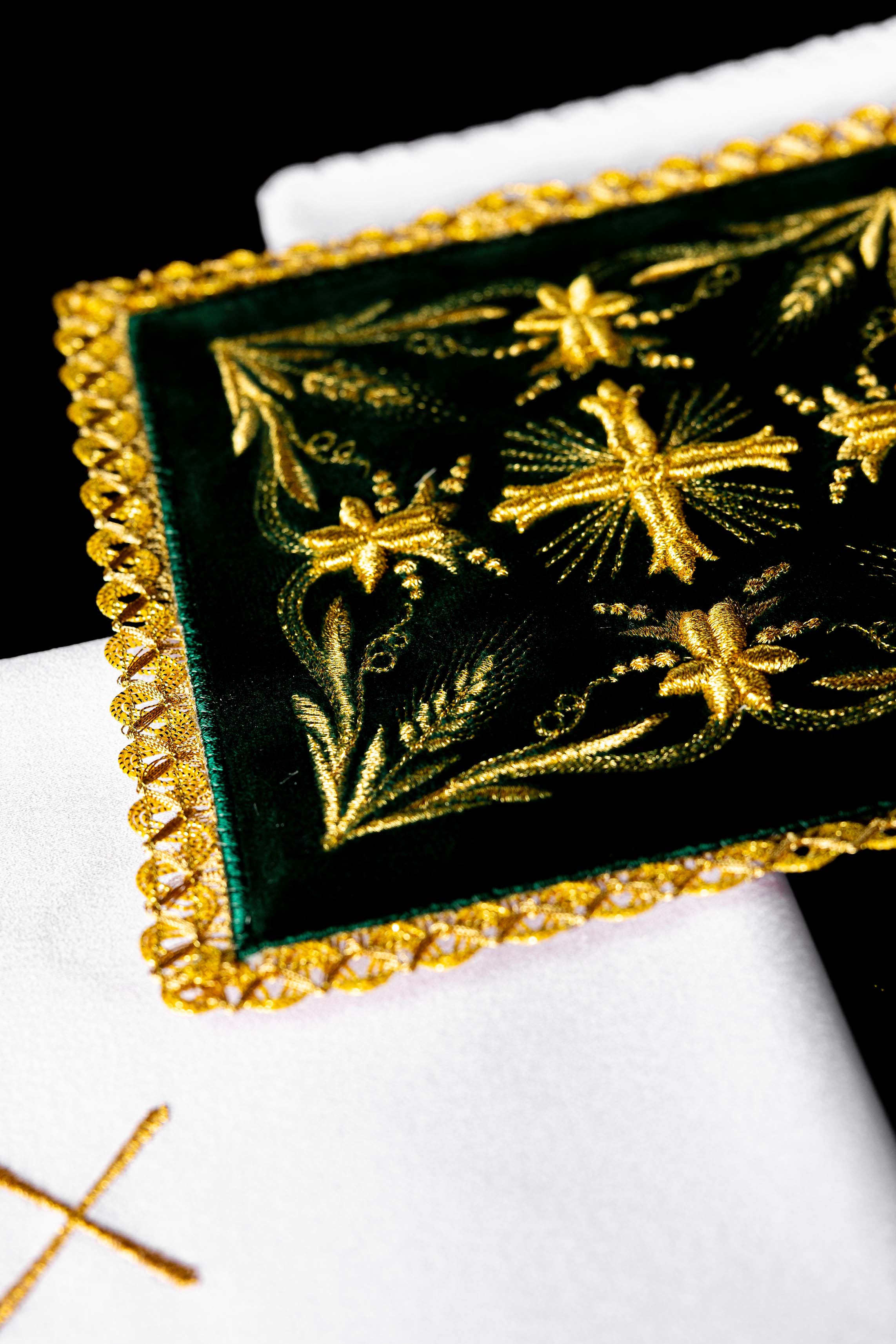 Linge d'autel brodé broderie en croix velours vert