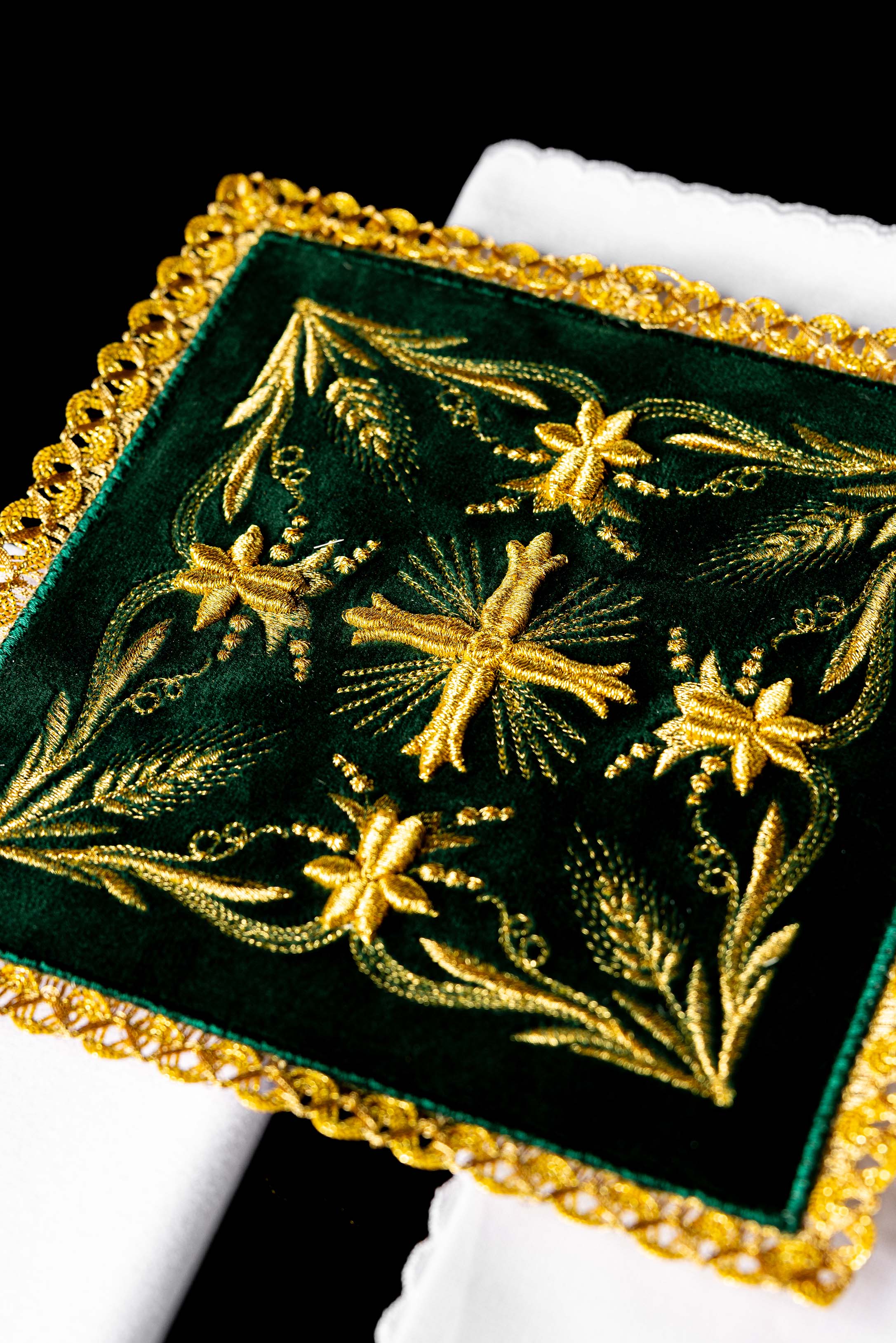 Linge d'autel brodé broderie en croix velours vert