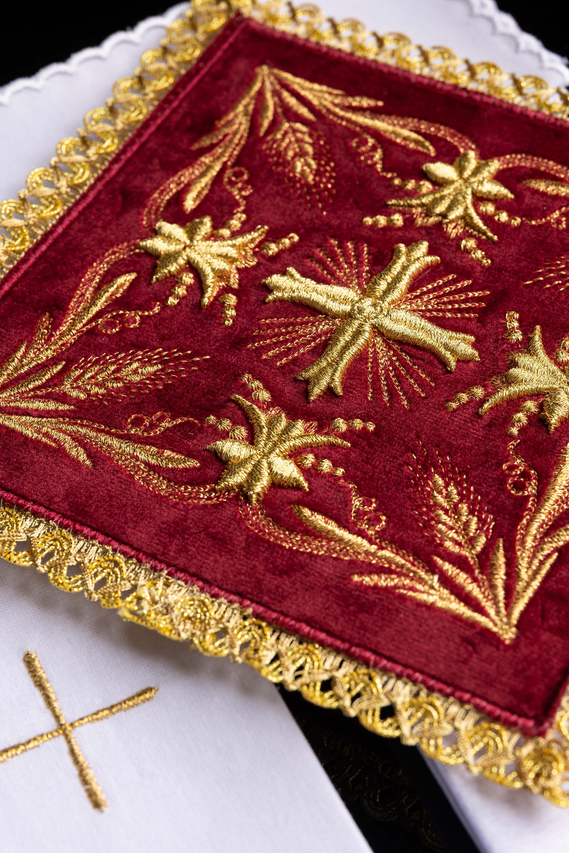 Linge d'autel brodé en velours bordeaux