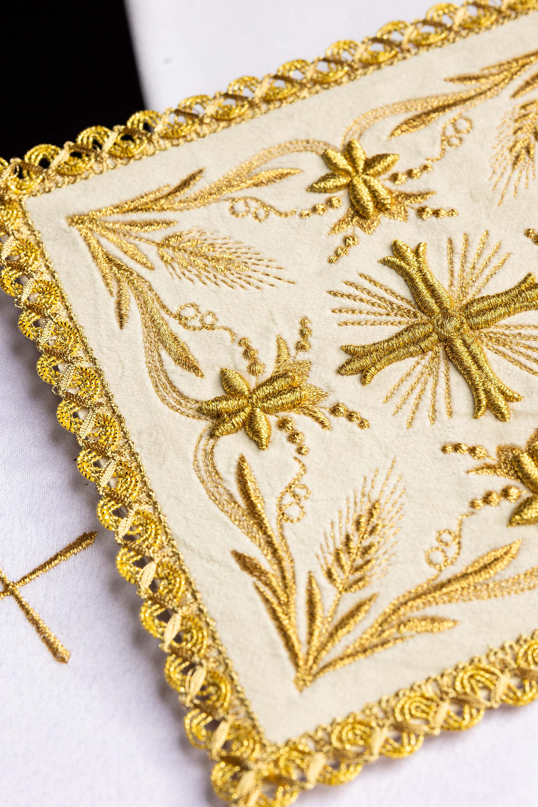 Linge d'autel brodé en velours écru