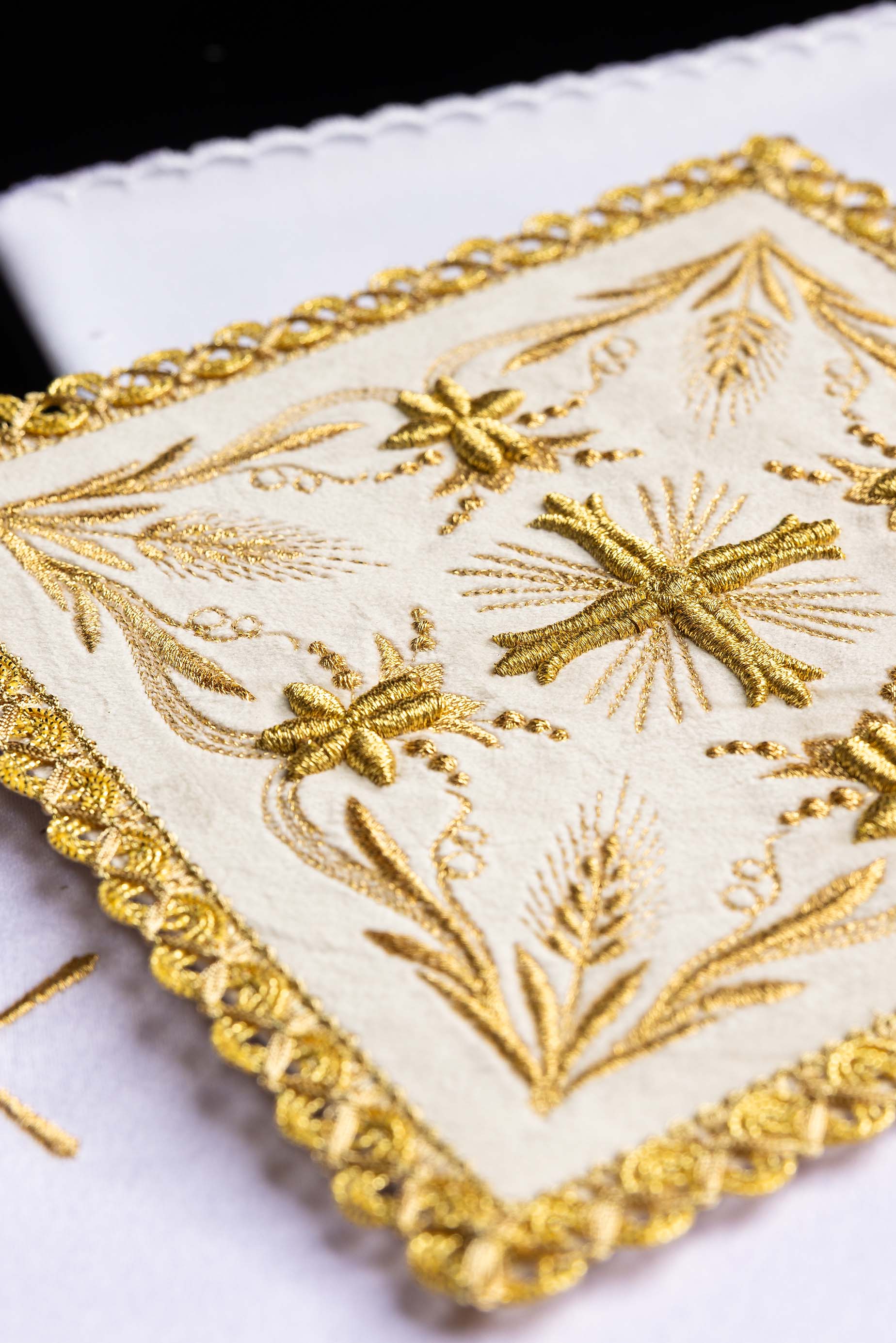 Linge d'autel brodé en velours écru