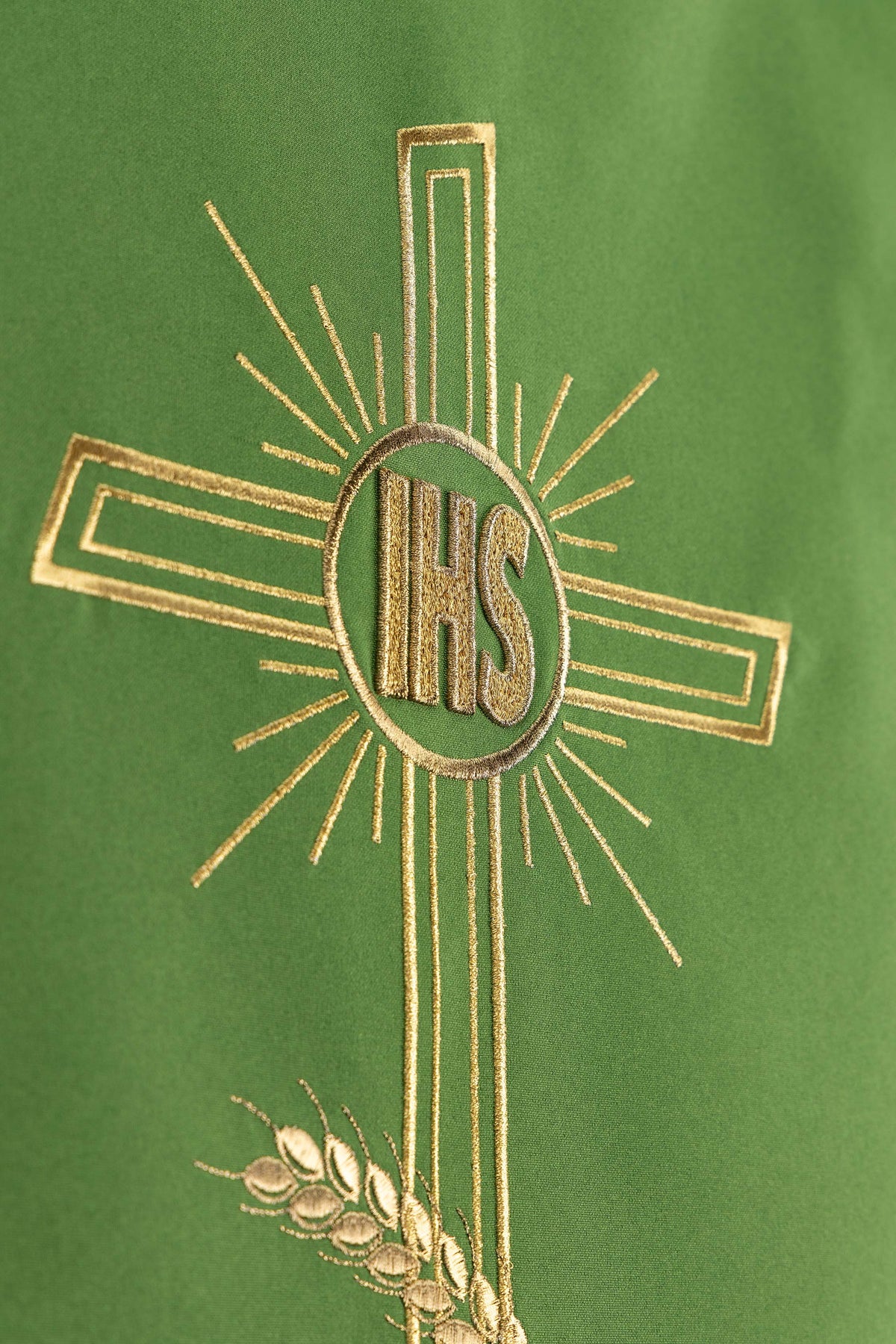 Parement d’ambon vert avec motif de croix brodé