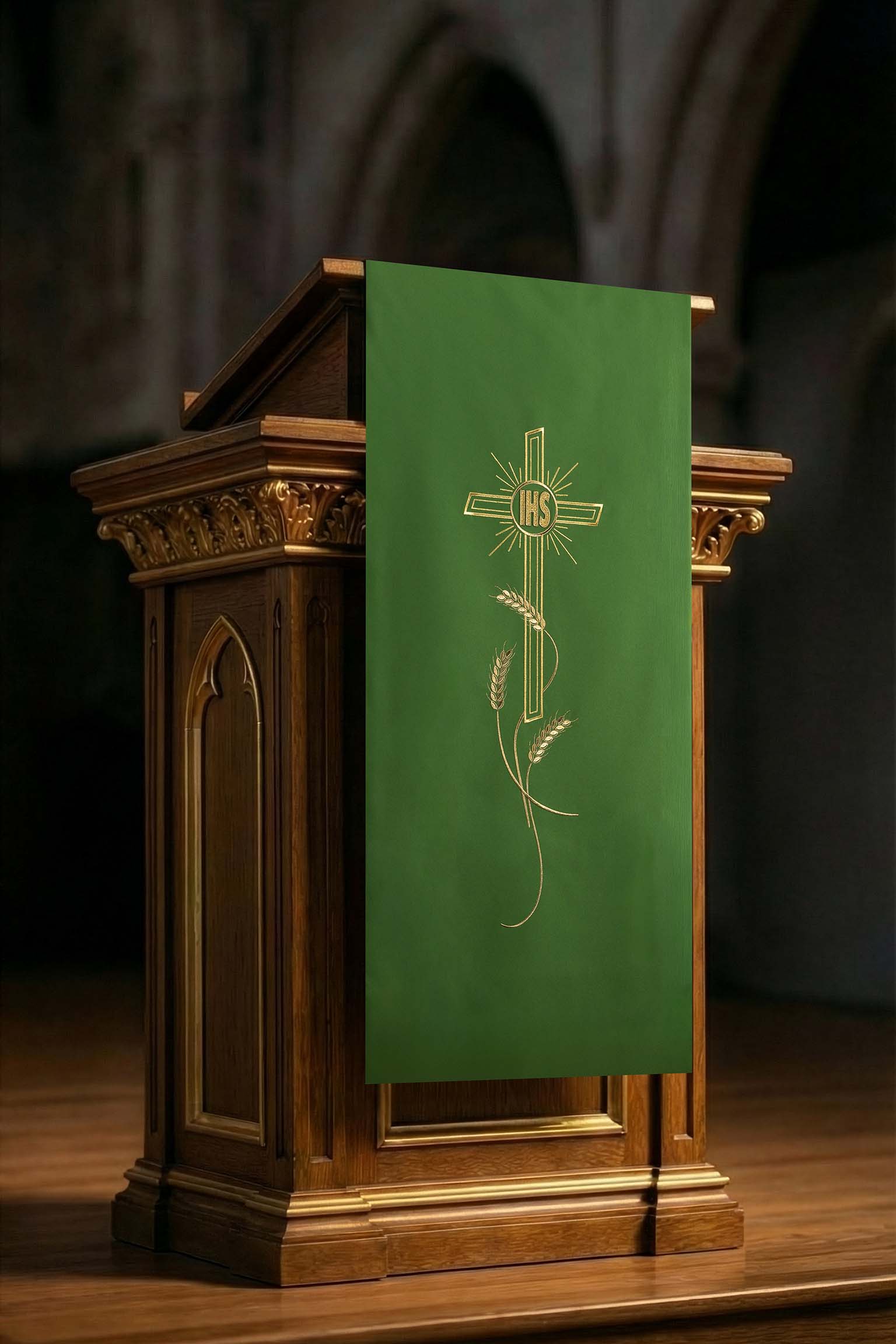 Parement d’ambon vert avec motif de croix brodé