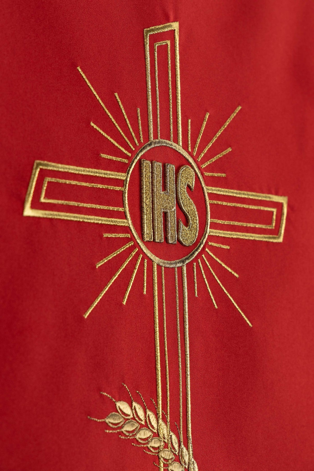 Parement d’ambon rouge avec motif de croix brodé