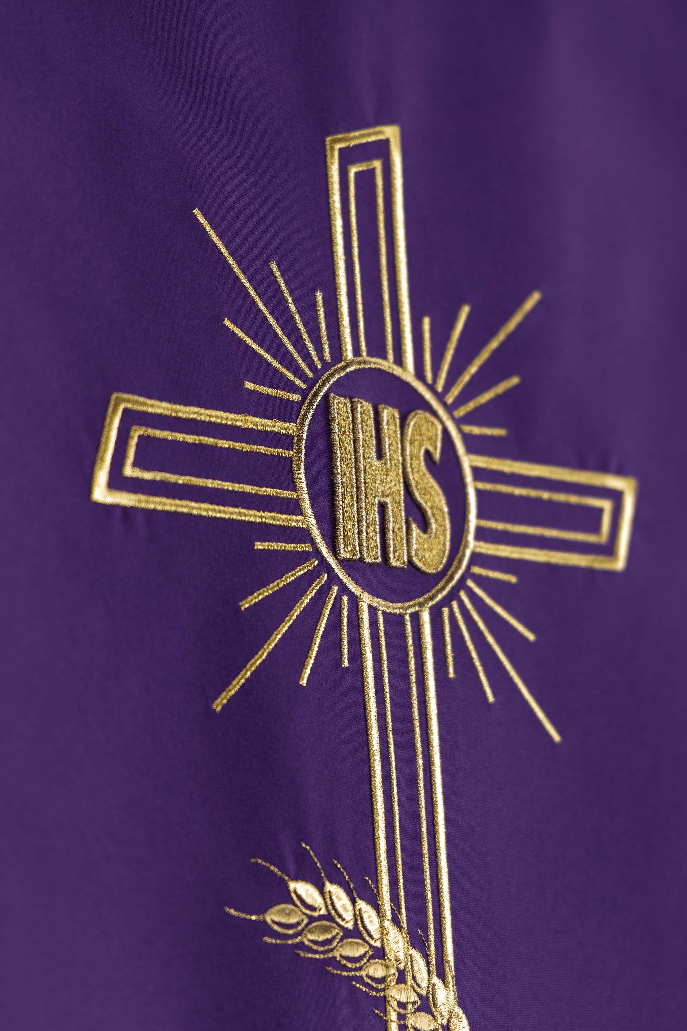 Parement d’ambon violet avec motif de croix brodé