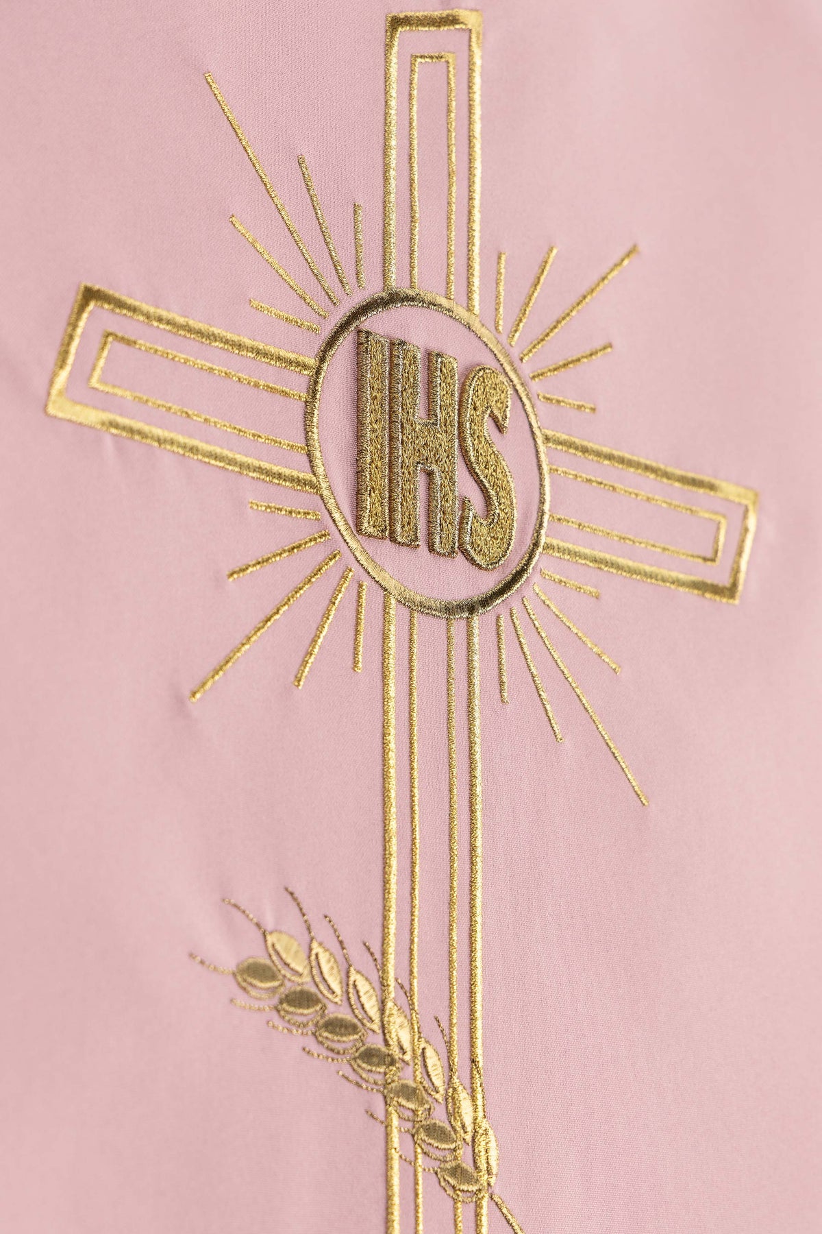 Parement d’ambon rose avec motif de croix brodé