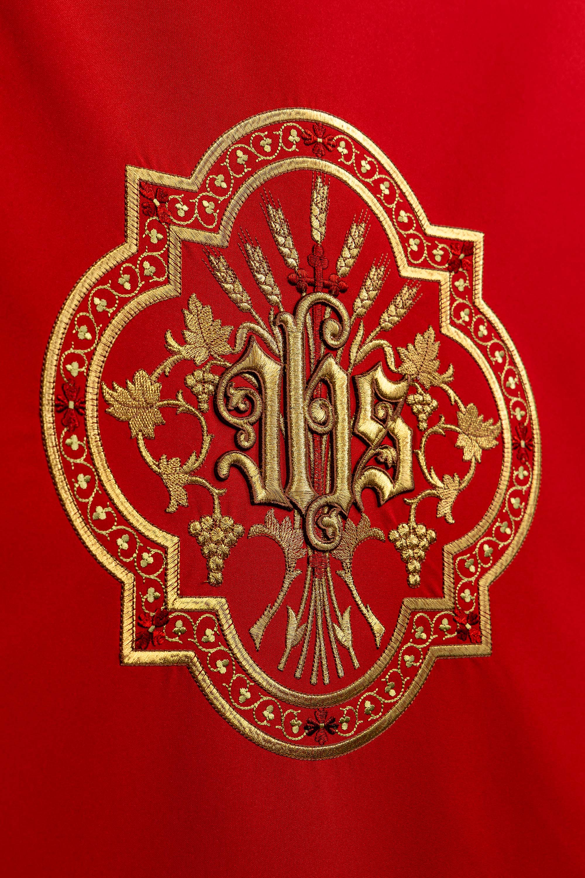Rouge voile de lutrin brodée or JHS