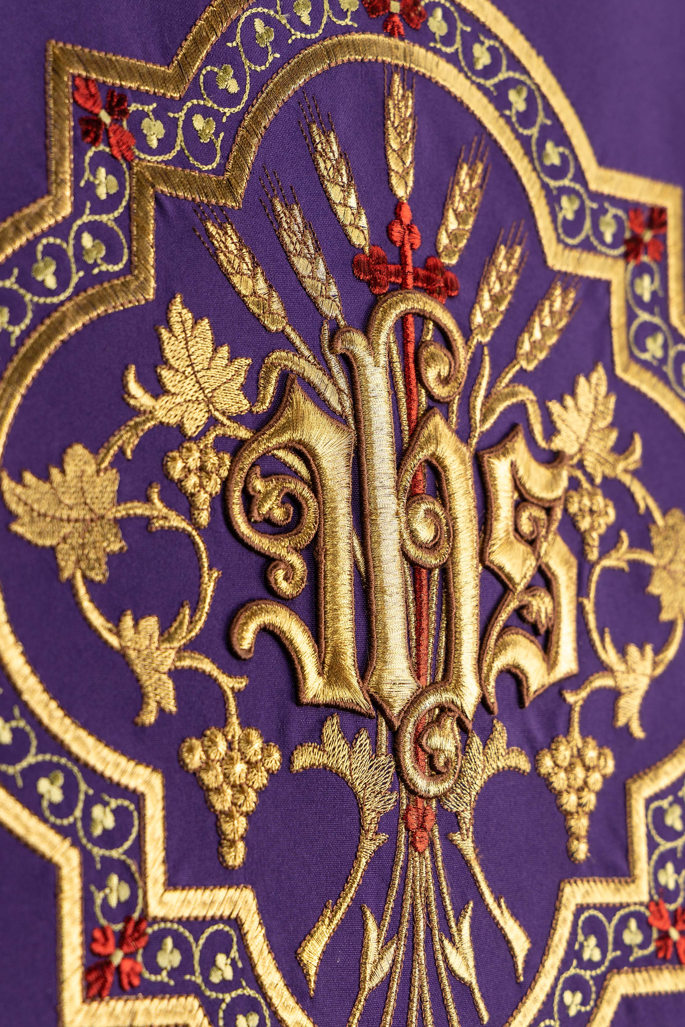 Parement d’ambon violet avec motif IHS brodé