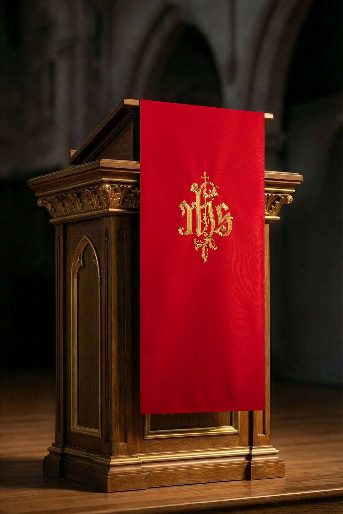 Parement d’ambon rouge avec motif IHS brodé