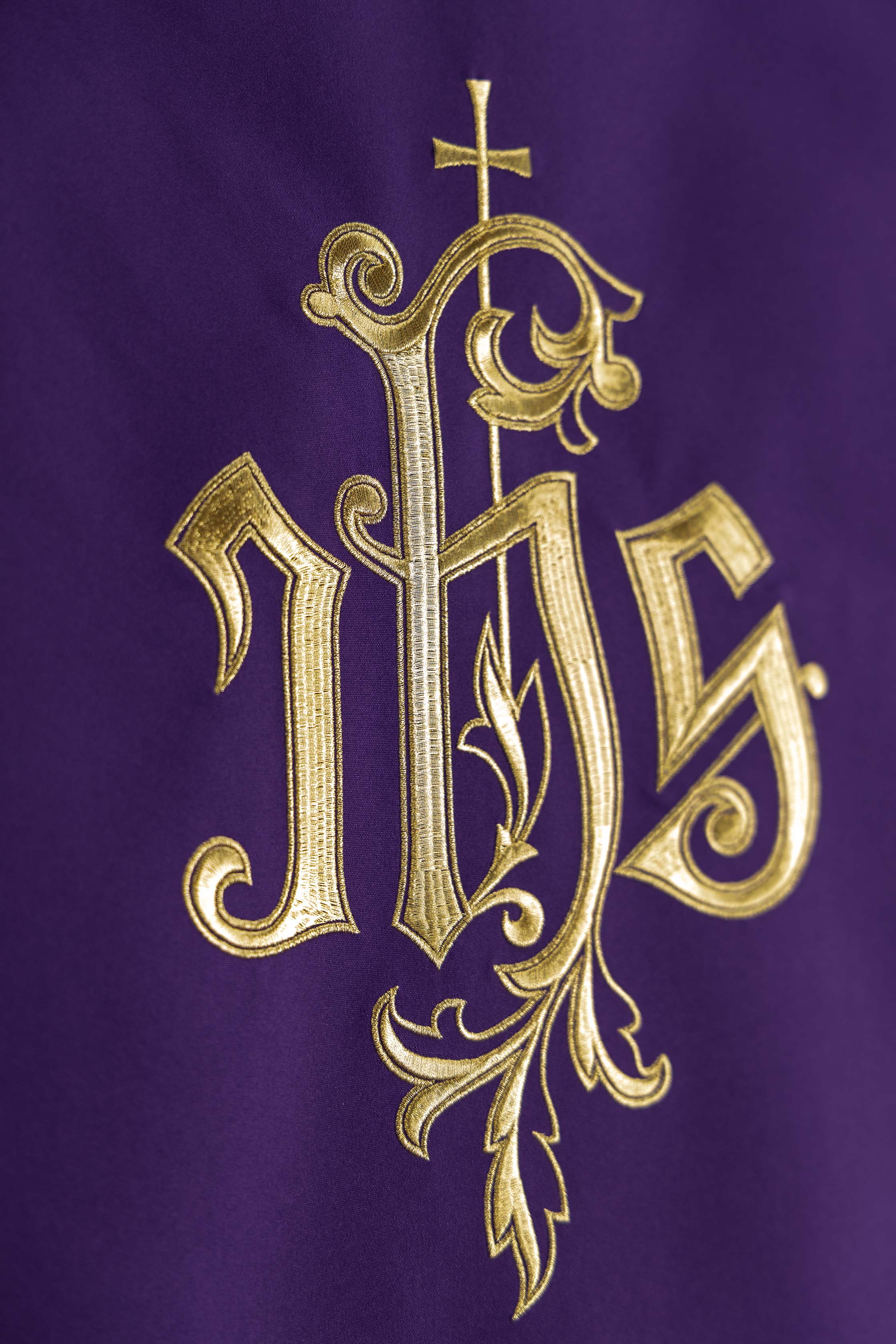 Parement d’ambon violet avec motif IHS brodé