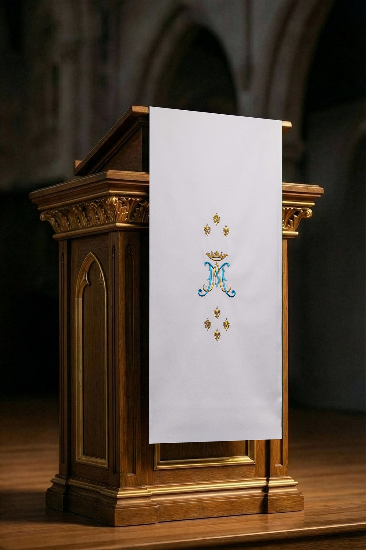 Blanc voile de lutrin brodée avec motif marial