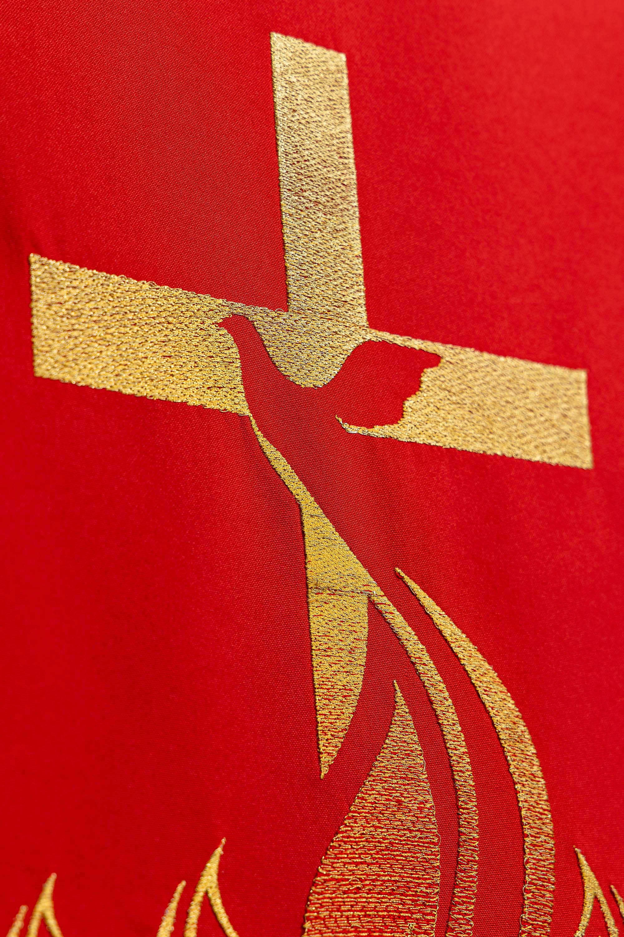 Rouge voile de lutrin brodé avec le symbole de la croix et du feu