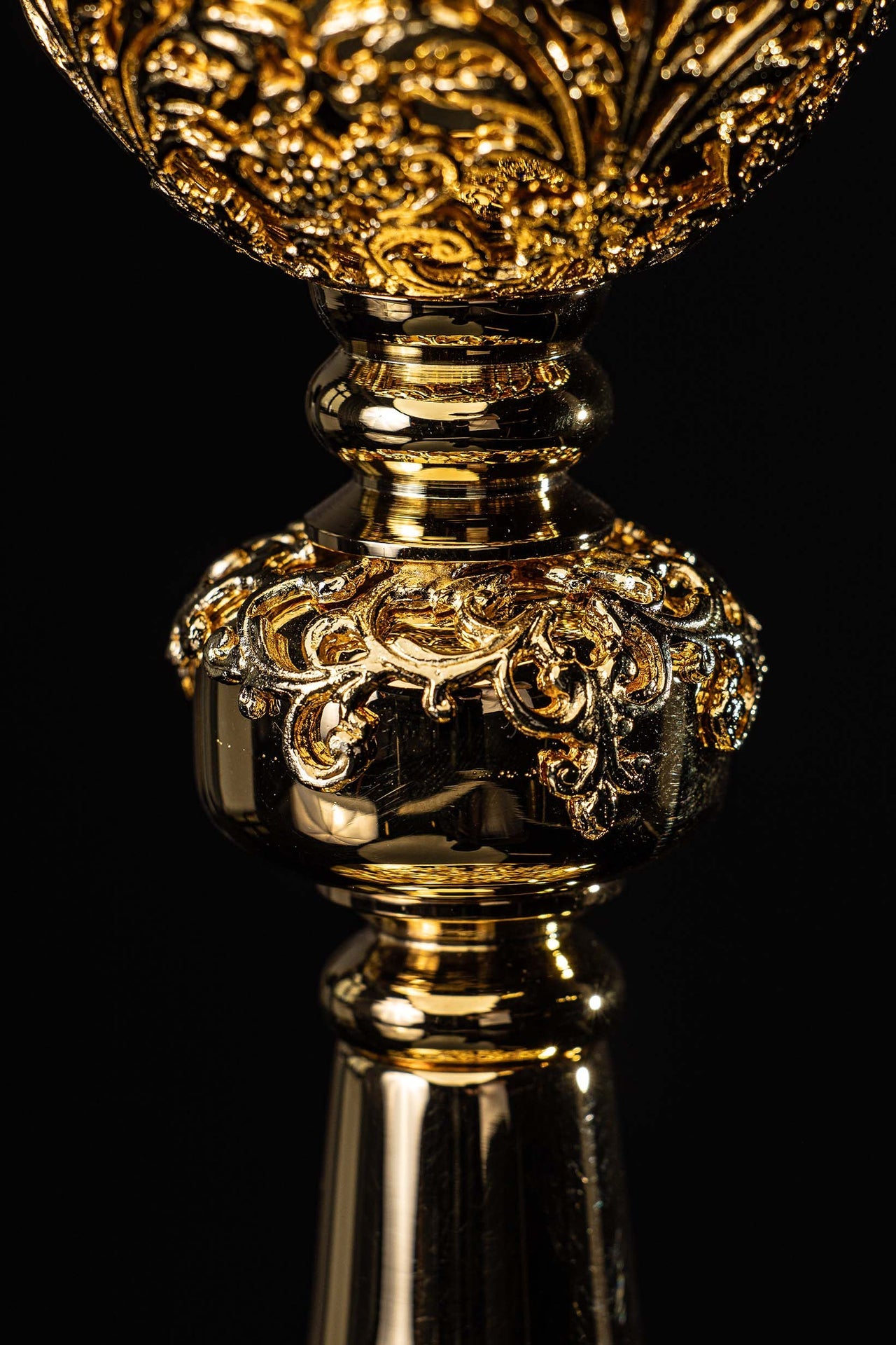 Calice de messe artisanal plaqué or orné de saphirs