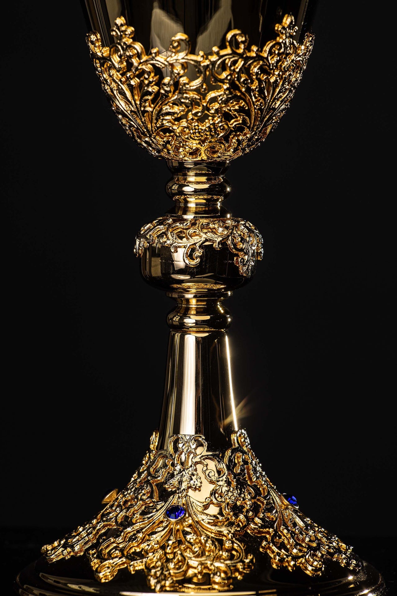 Calice de messe artisanal plaqué or orné de saphirs