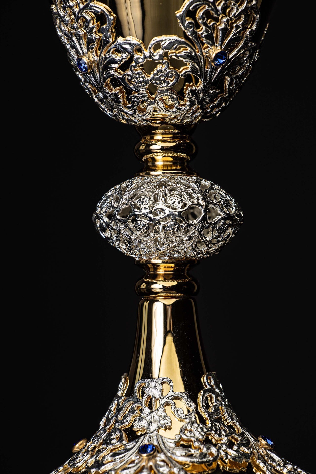 Calice de messe artisanal plaqué or orné de saphirs