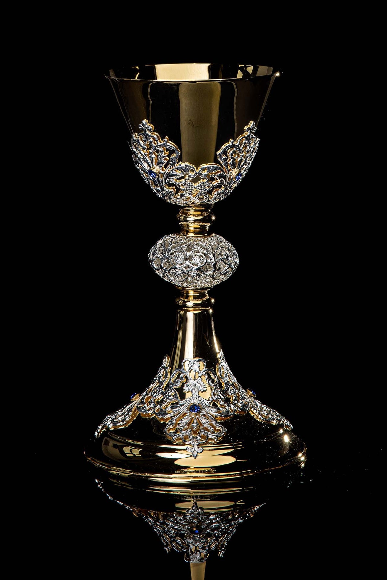 Calice de messe artisanal plaqué or orné de saphirs