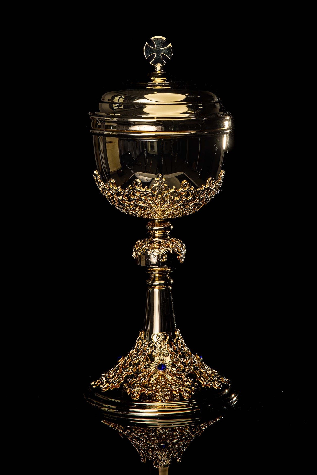 Ciboire liturgique artisanal plaqué or orné de saphirs