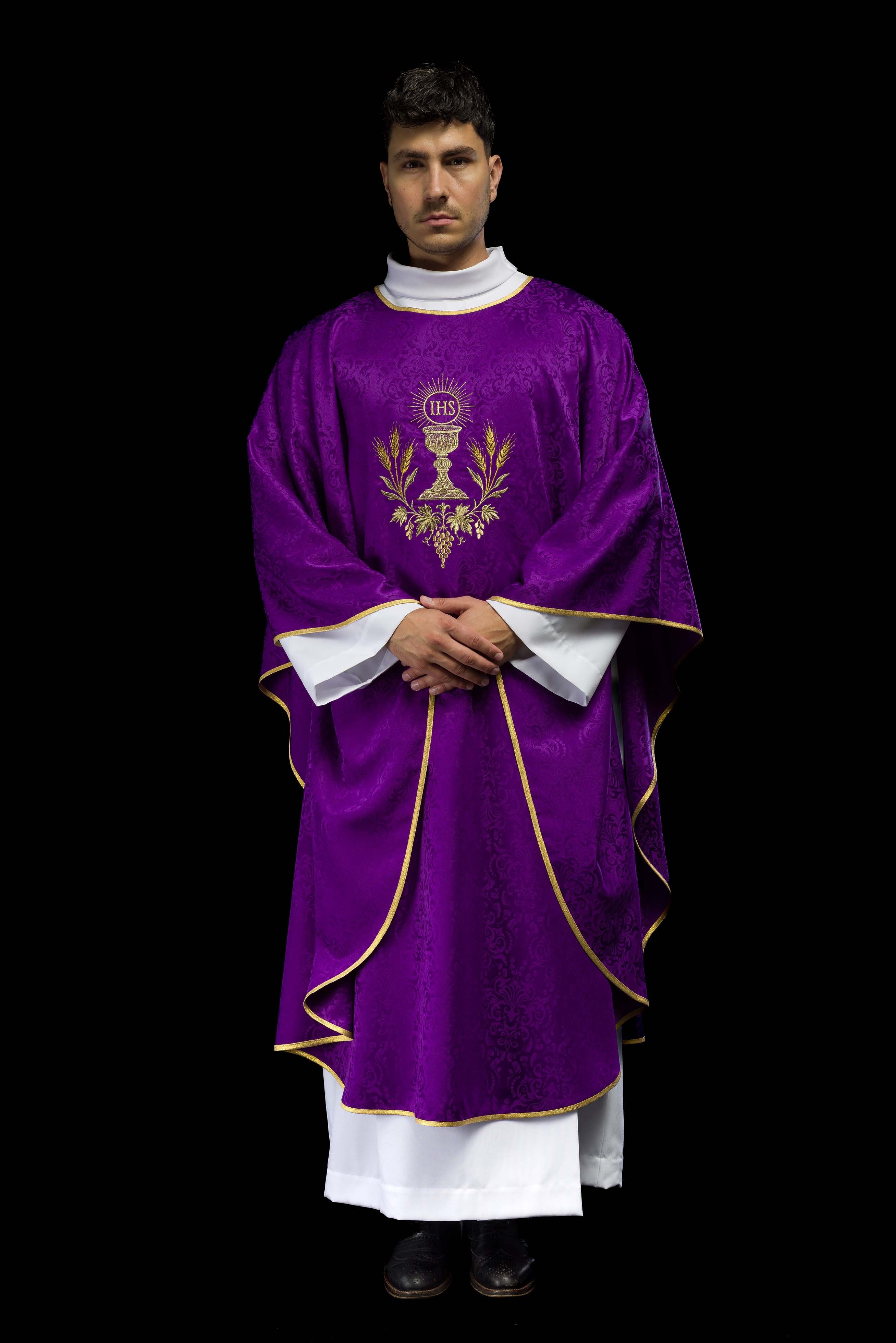 Chasuble liturgique violette avec broderie du calice et de l’hostie sur tissu jacquard
