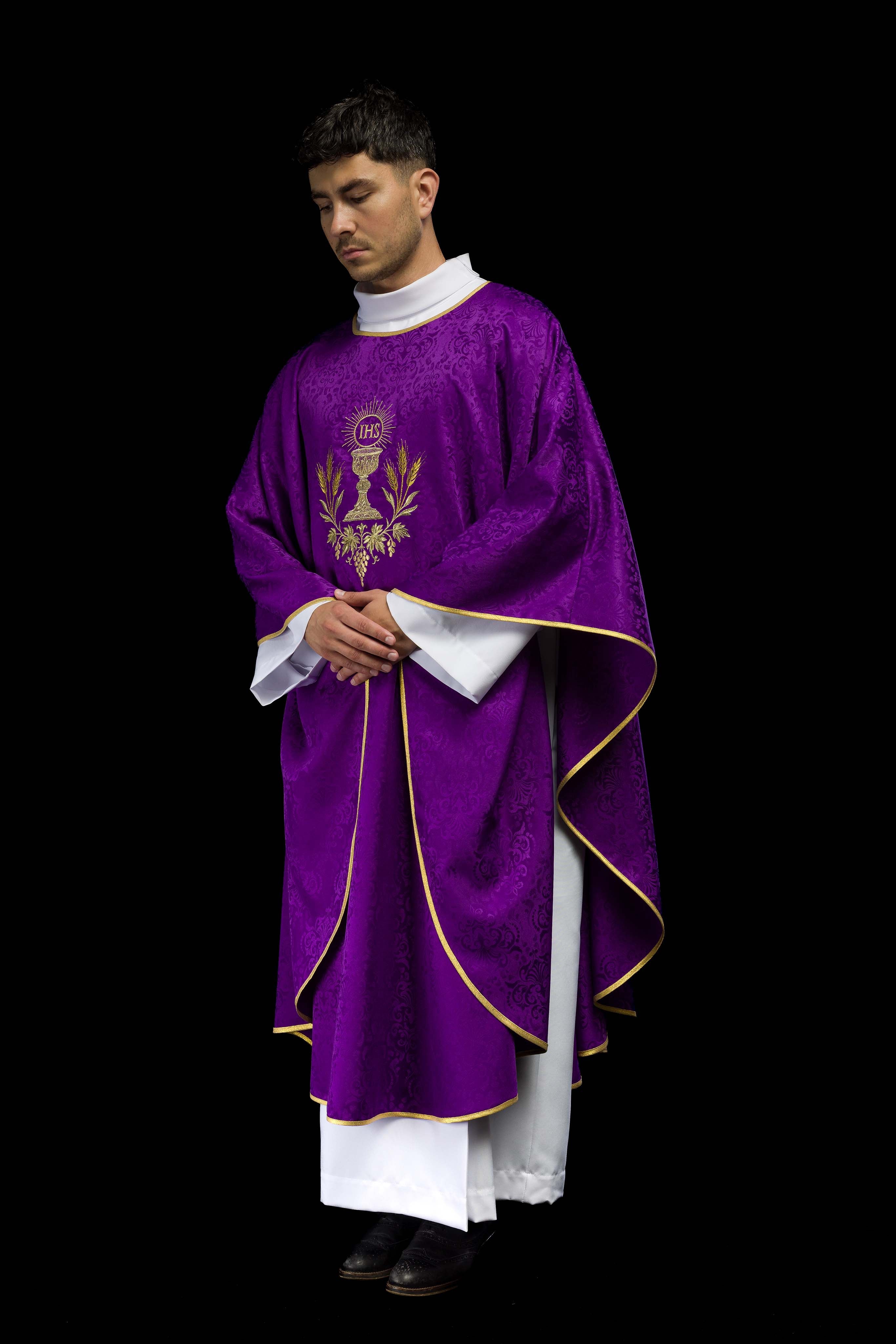 Chasuble liturgique violette avec broderie du calice et de l’hostie sur tissu jacquard
