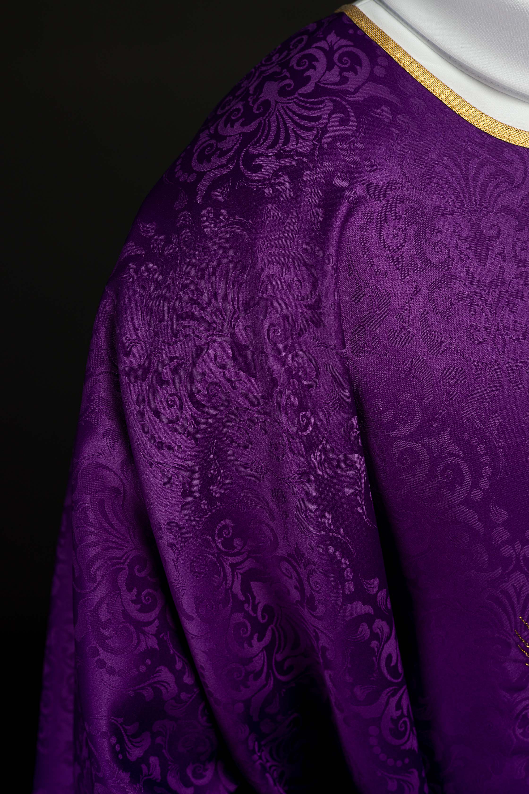 Chasuble liturgique violette avec broderie du calice et de l’hostie sur tissu jacquard
