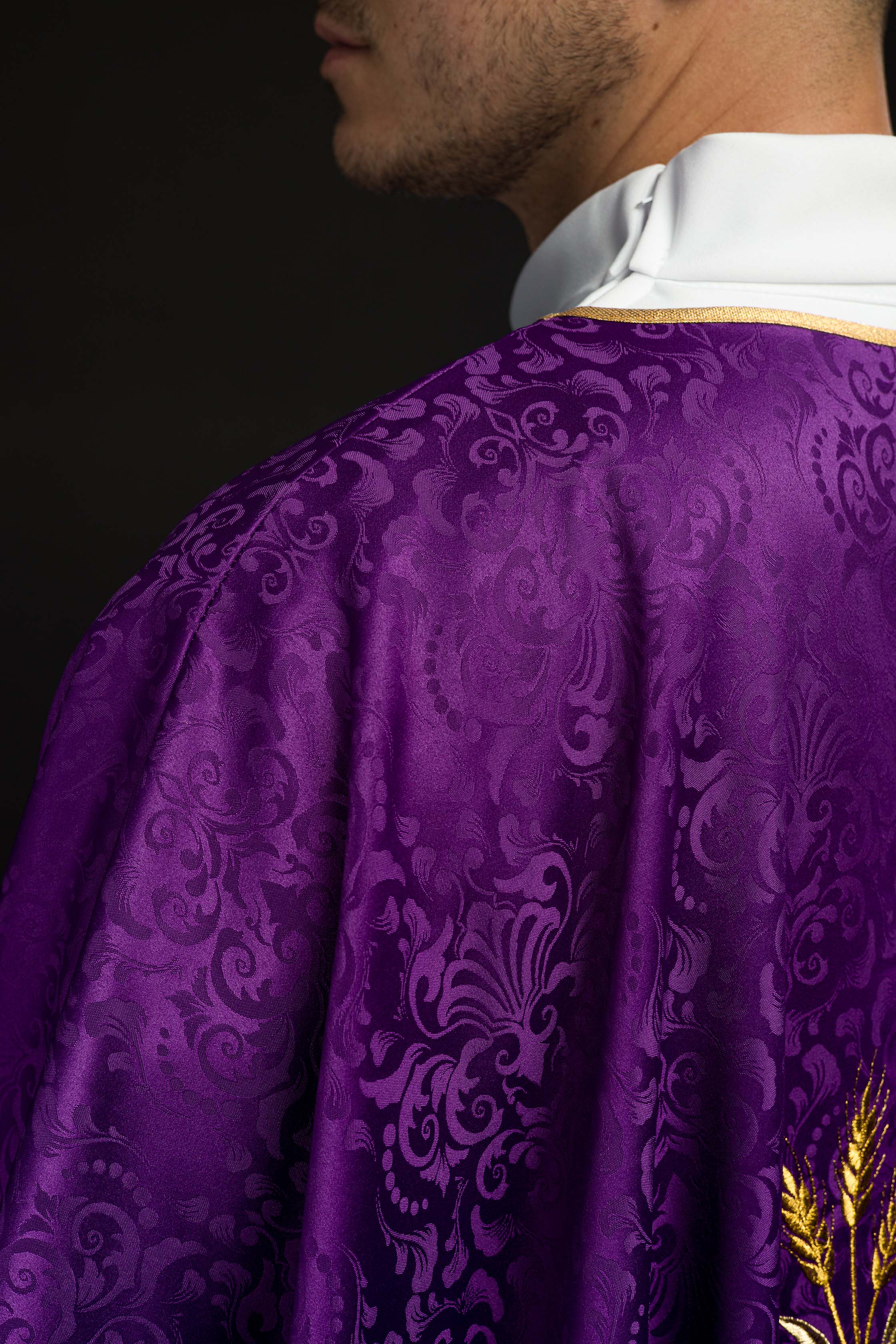 Chasuble liturgique violette avec broderie du calice et de l’hostie sur tissu jacquard