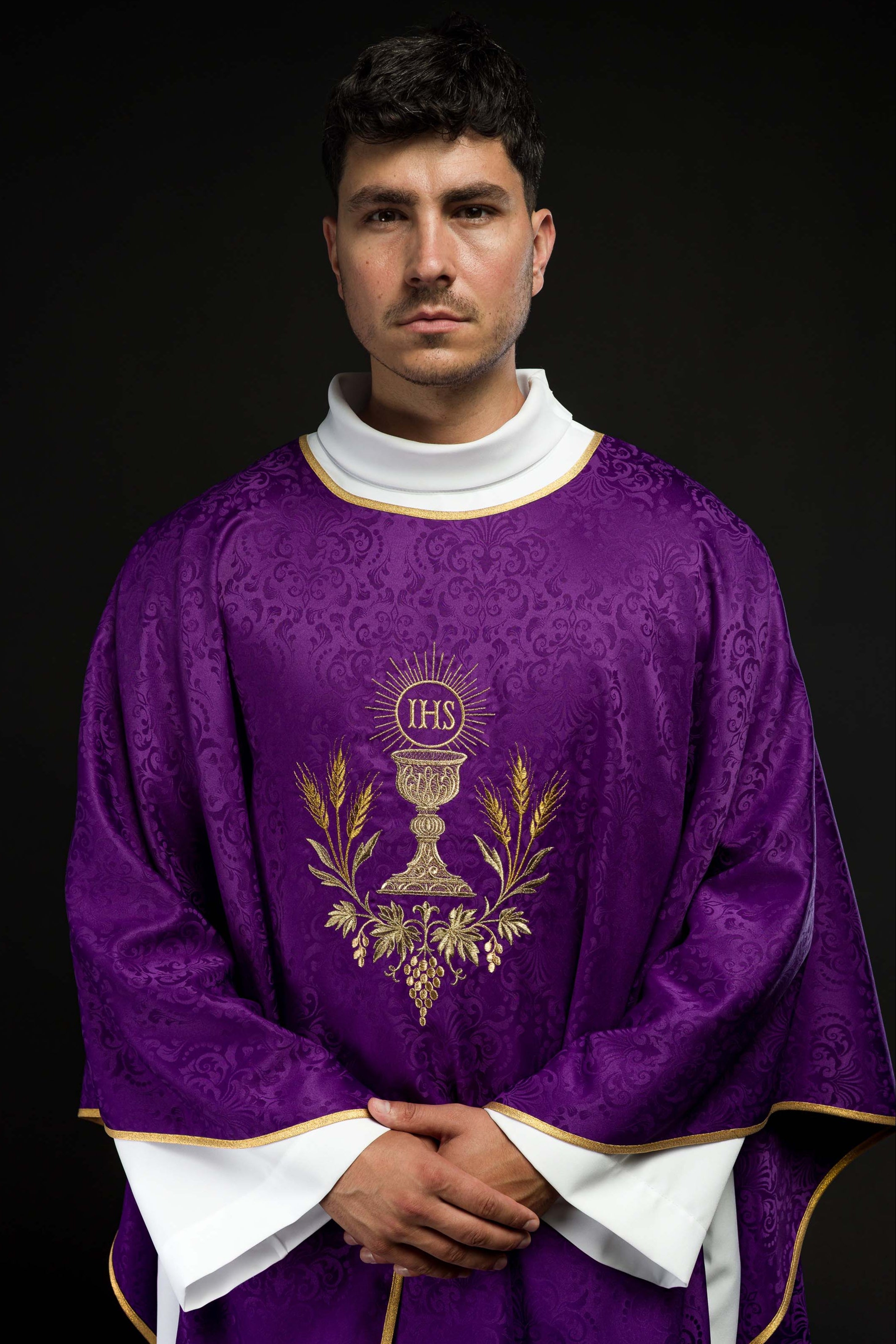 Chasuble liturgique violette avec broderie du calice et de l’hostie sur tissu jacquard