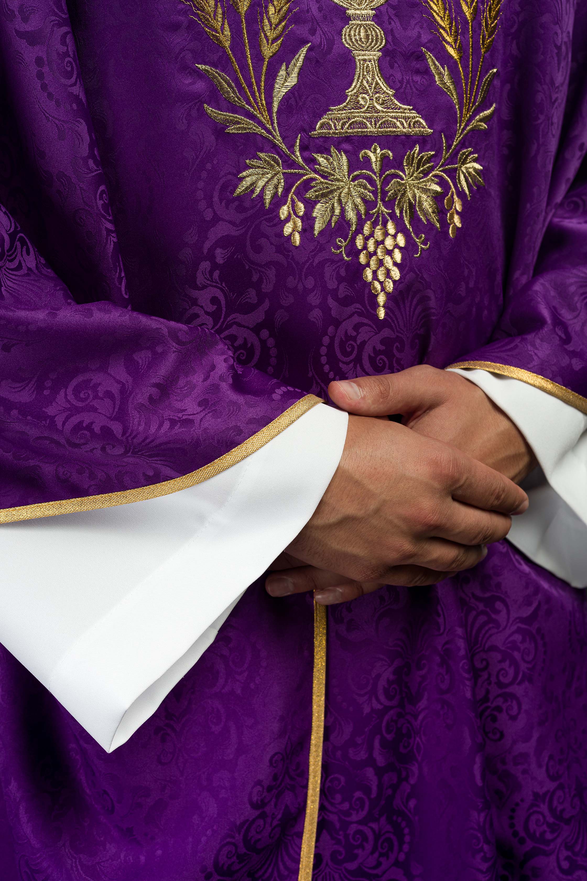Chasuble liturgique violette avec broderie du calice et de l’hostie sur tissu jacquard