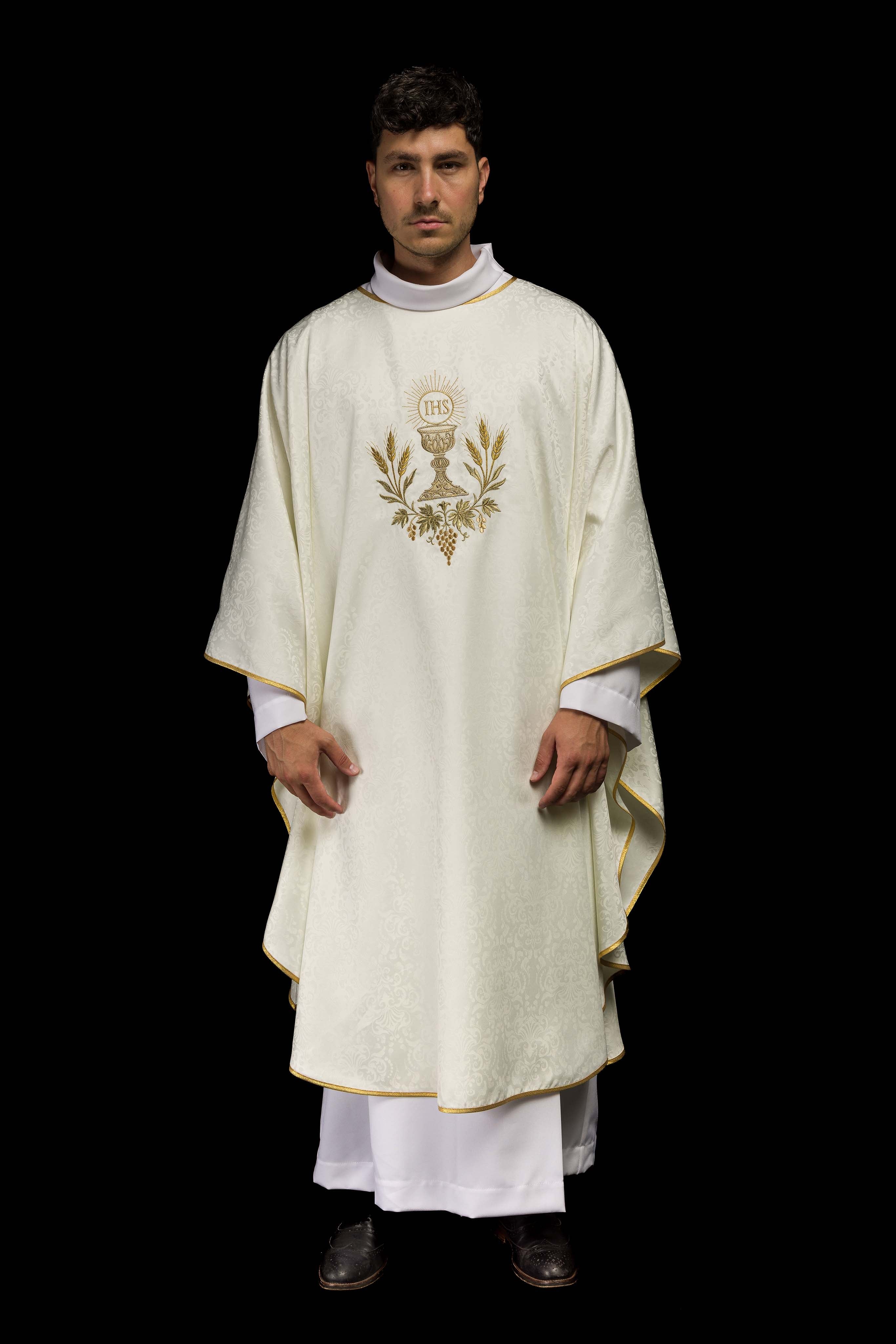 Chasuble liturgique écru avec broderie de calice et hostie sur tissu jacquard